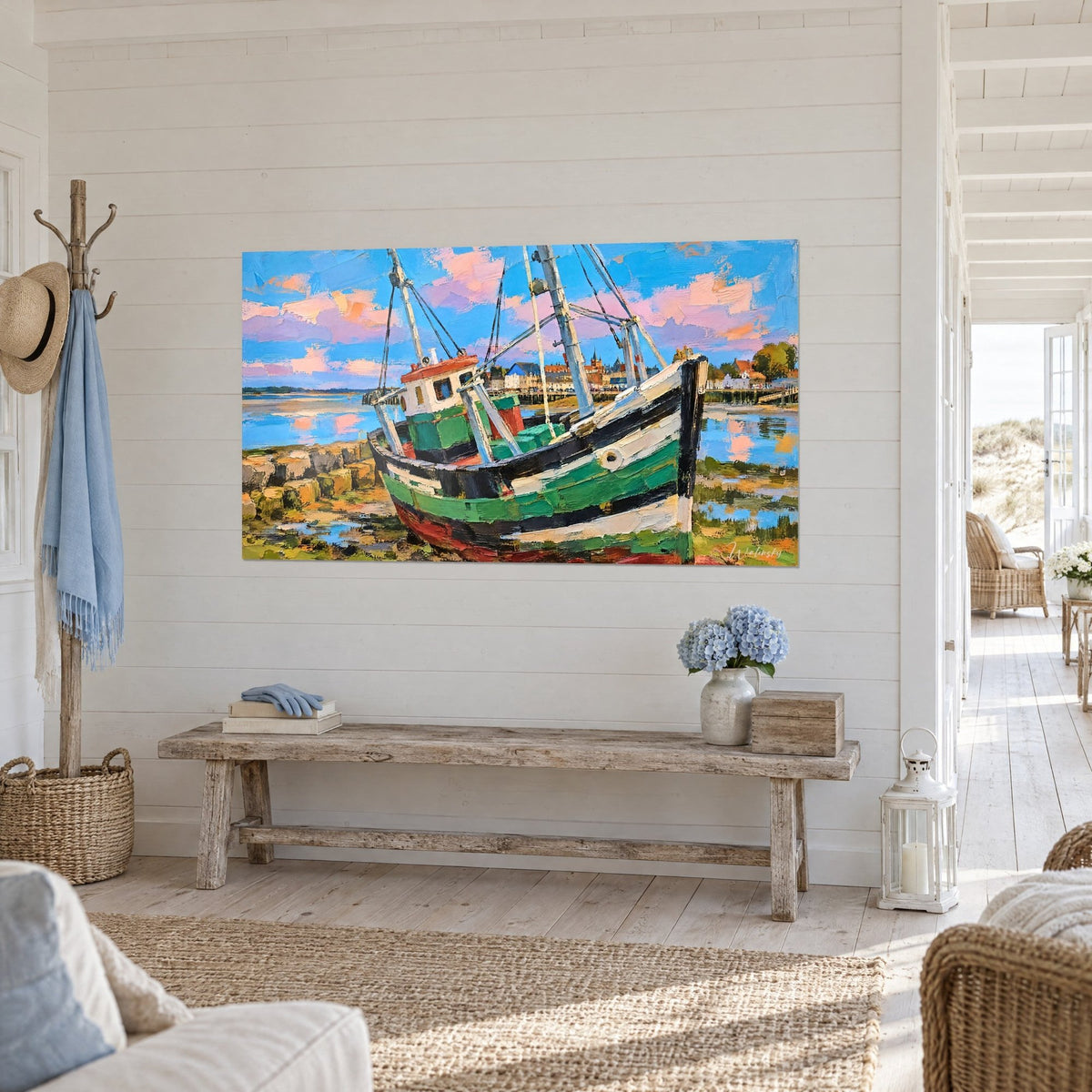 Quadro di una barca da pesca dagli scafi verde smeraldo e neri, riflessi rosa sull'acqua, vista a tre quarti nell'ingresso