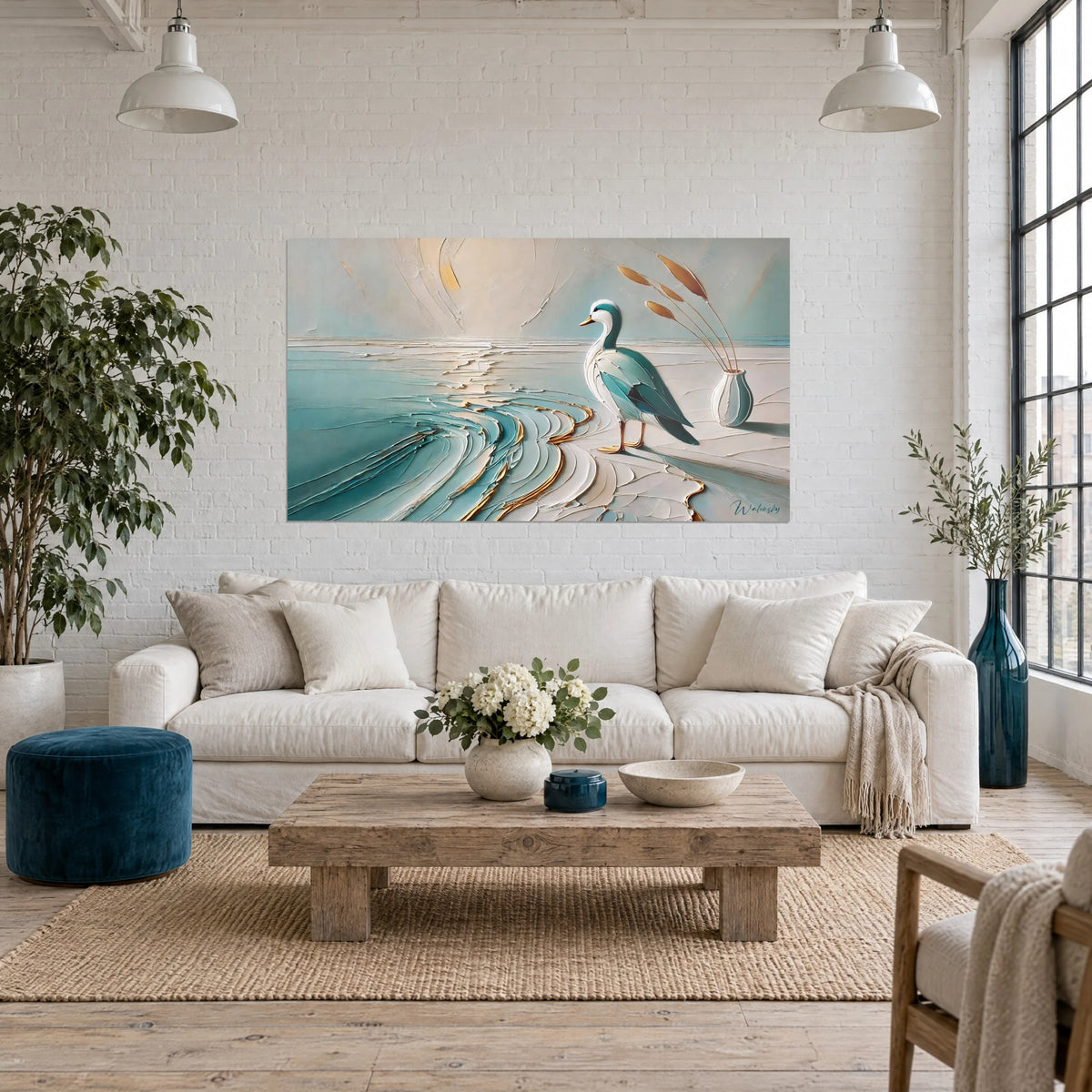 Gemälde Ente stilisiert mit türkisfarbenem und weißem Gefieder, cremefarbene Wellen im Relief, goldene Reflexe, über einem Sofa in einem hellen Wohnzimmer