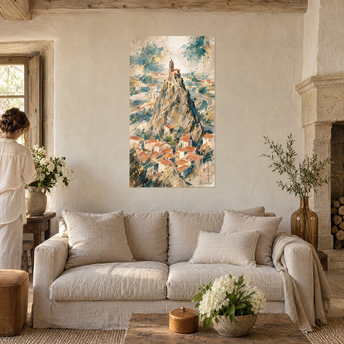 Quadro cappella arroccata sulla sua cima rocciosa, tetti terracotta e tocchi d'oro su blu anatra, sopra un divano in un soggiorno luminoso