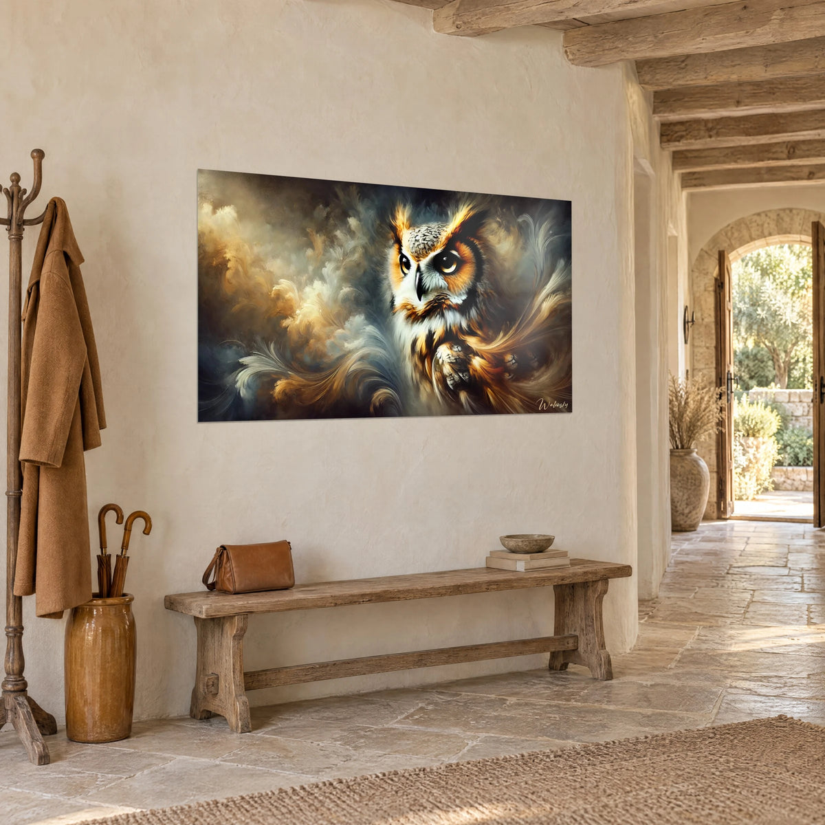 Quadro di civetta dal piumaggio arancio e bianco su una foschia azzurrata, parete a calce, panca di legno, vista di tre quarti