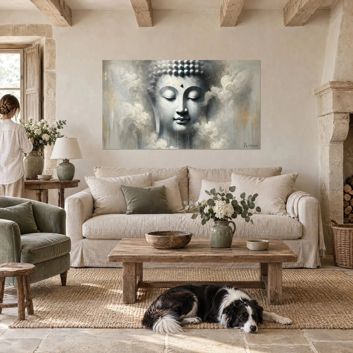 Tableau visage de Bouddha serein aux paupières closes, gris perle et or, collie couché, au-dessus d'un canapé dans un salon lumineux
