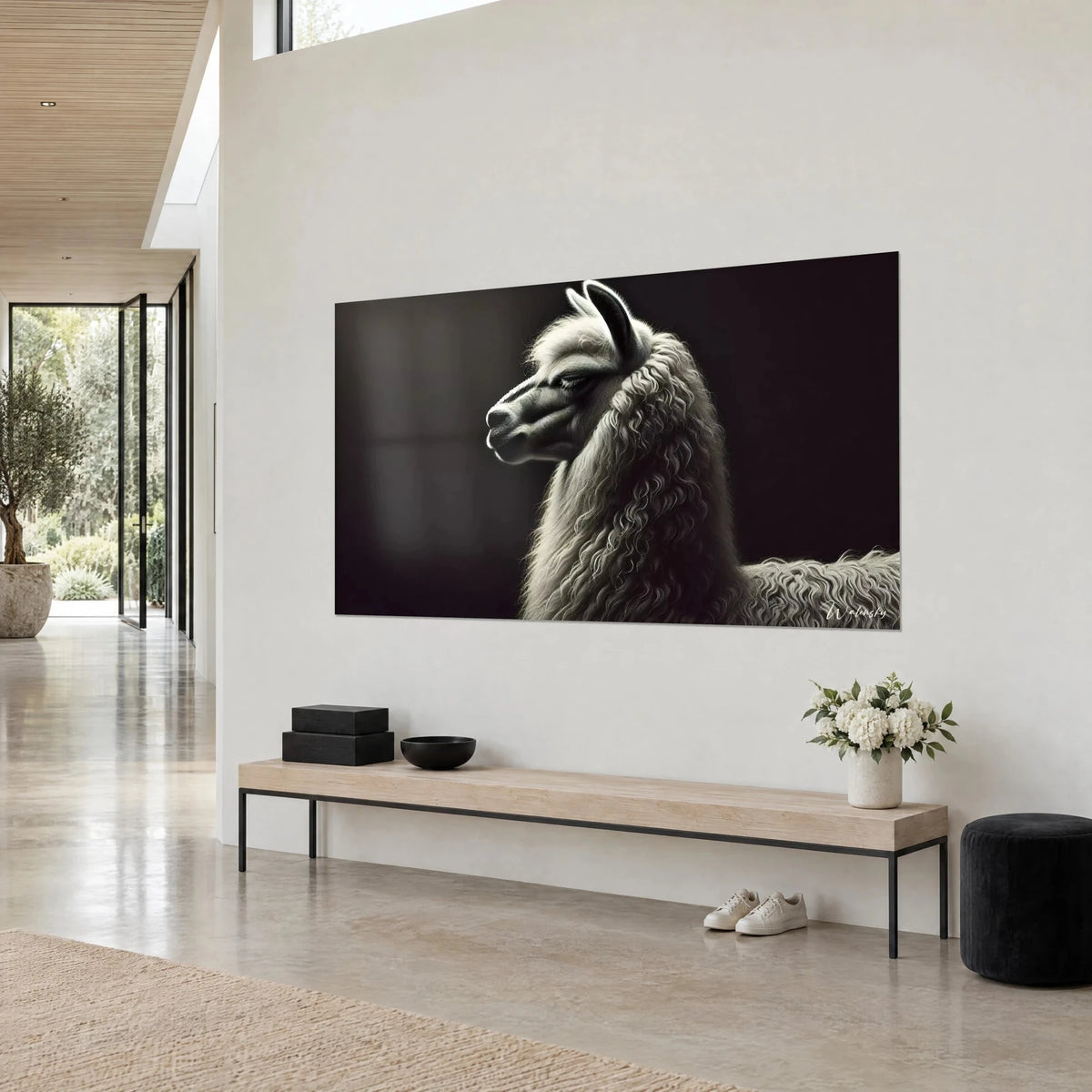 Schilderij van Andes-kameelachtige met zilverachtig crèmekleurige krullen, fijne snuit en rechtopstaand oor op donkere achtergrond, in een architectenwoning
