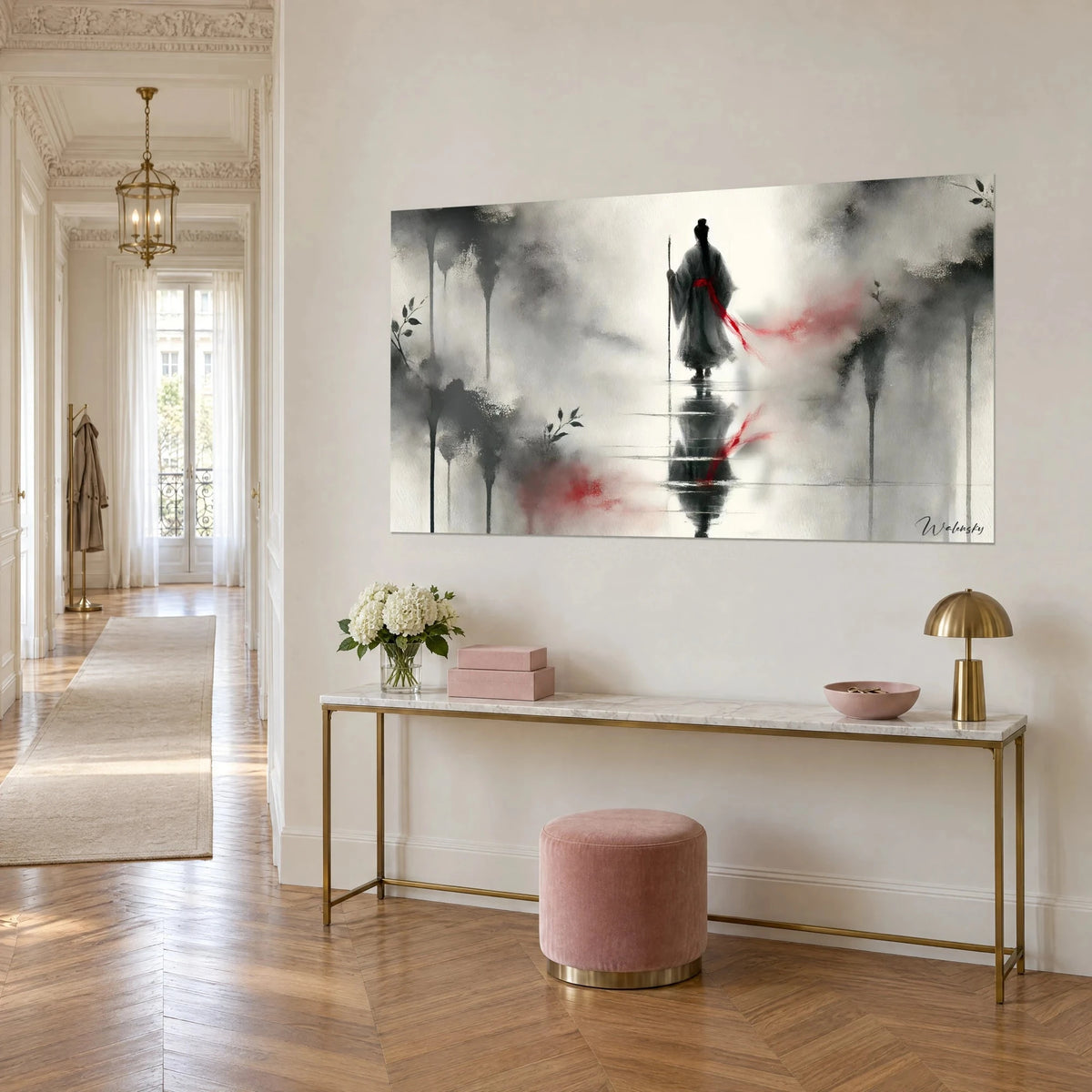 Quadro acquerello giapponese di un saggio avvolto di grigio, nastro scarlatto fluttuante su fondo avorio, appeso di tre quarti, consolle dorata