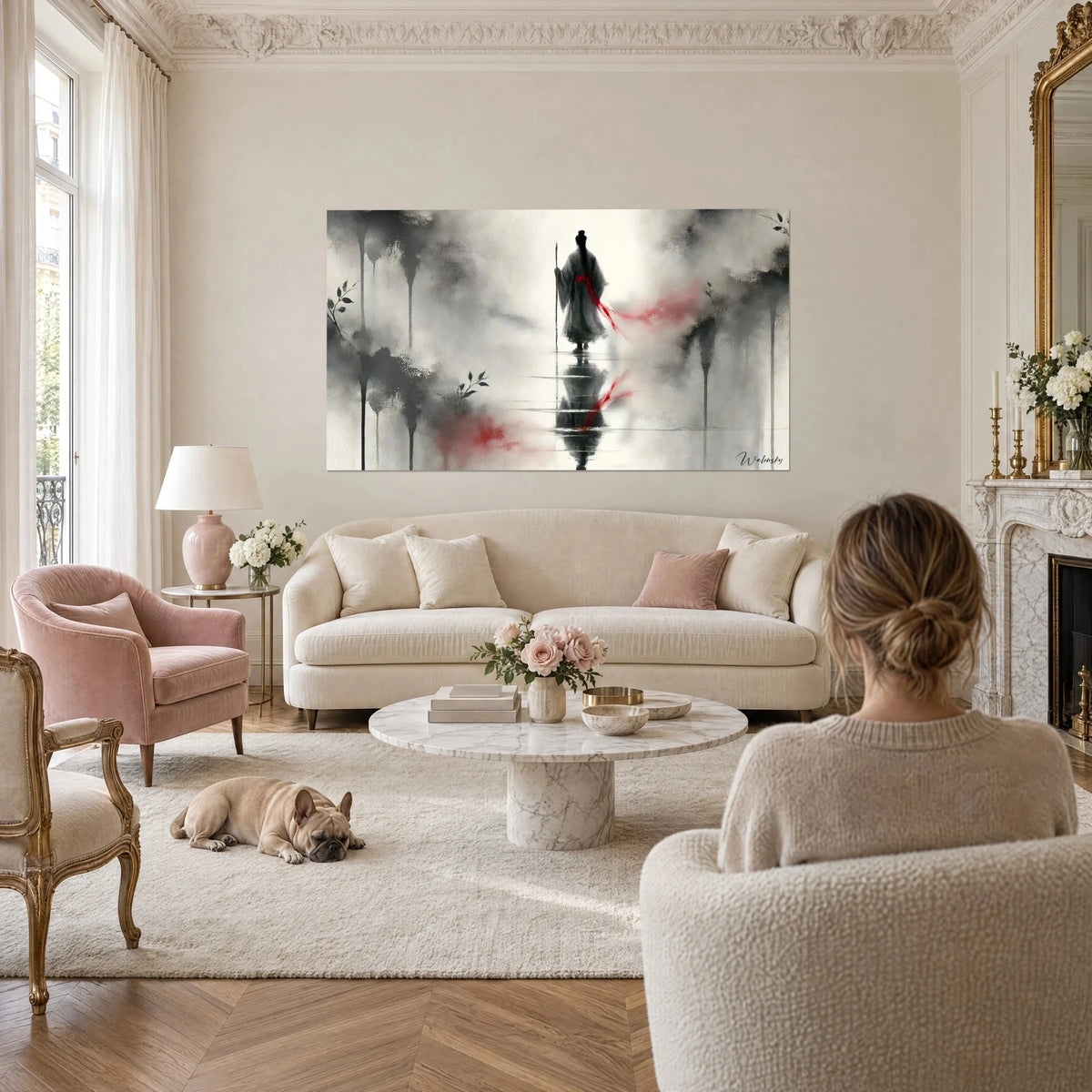 Quadro monaco con bastone nella nebbia, sciarpa rossa e inchiostro nero, visto di spalle sopra un divano in un soggiorno luminoso