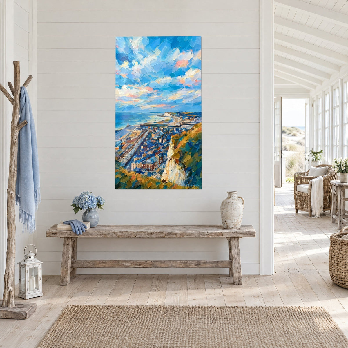 Quadro panorama di Le Tréport dipinto a spatola, scogliera bianca, mare turchese e cielo nuvoloso, in un ingresso in legno chiaro