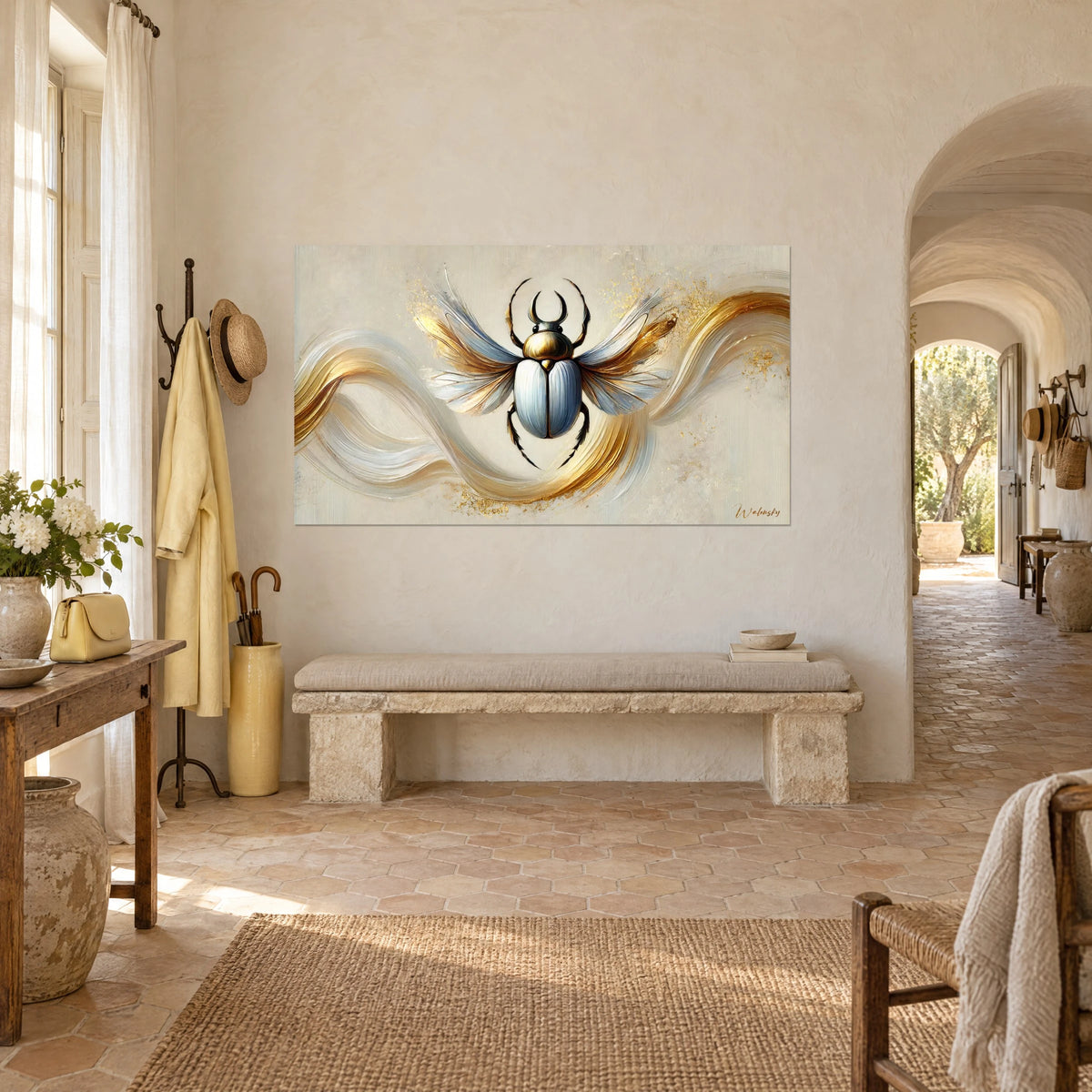 Cuadro de un insecto de cuernos negros curvados, pinceladas doradas y blancas en espiral sobre una pared crema de una masía provenzal