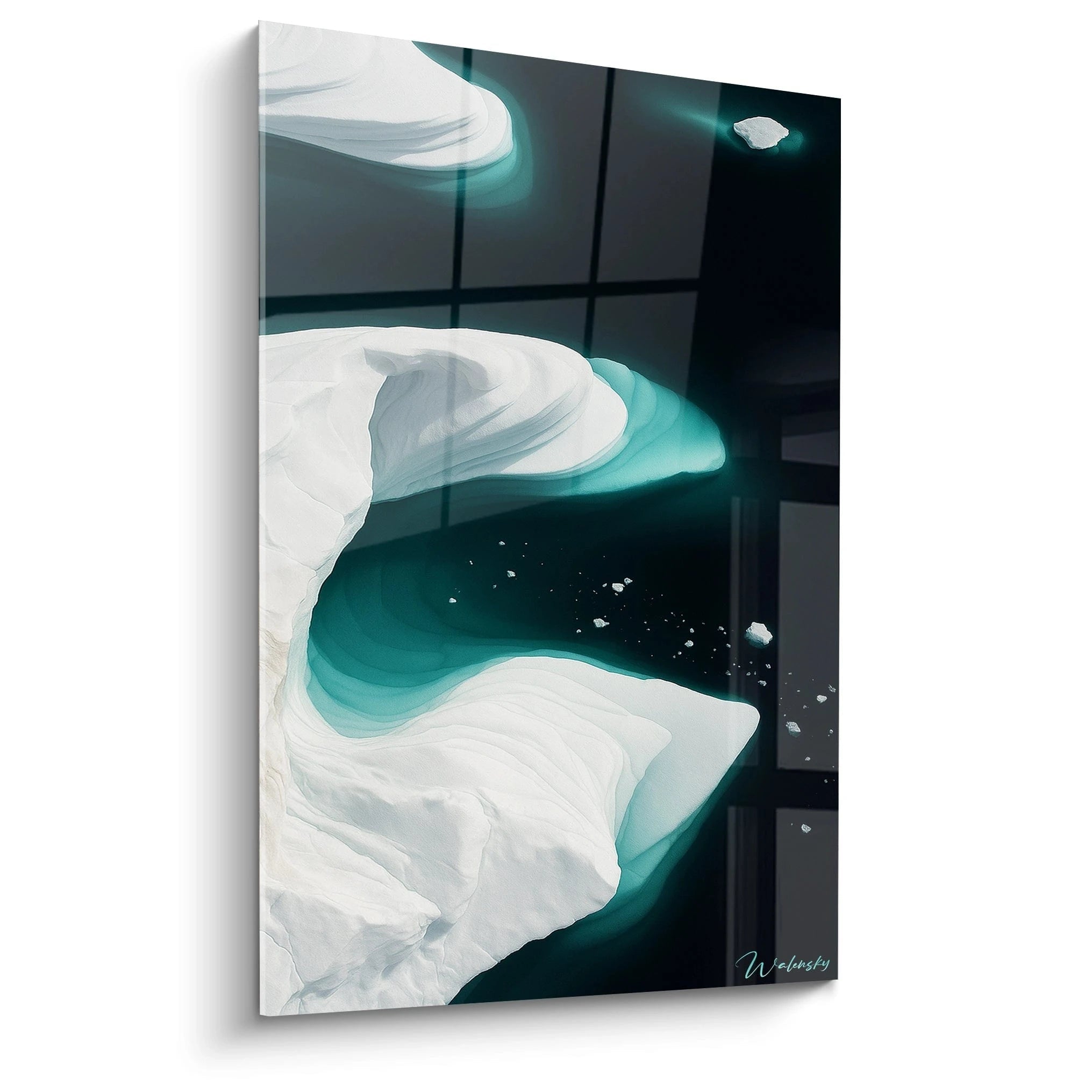 Un tableau vue aérienne présentant des formations glaciaires blanches flottant sur des eaux turquoise profondes, avec de petits fragments de glace dispersés à la surface. Les contrastes entre blanc éclatant, turquoise lumineux et bleu marine créent une composition minimaliste aux textures lisses et stratifiées.
