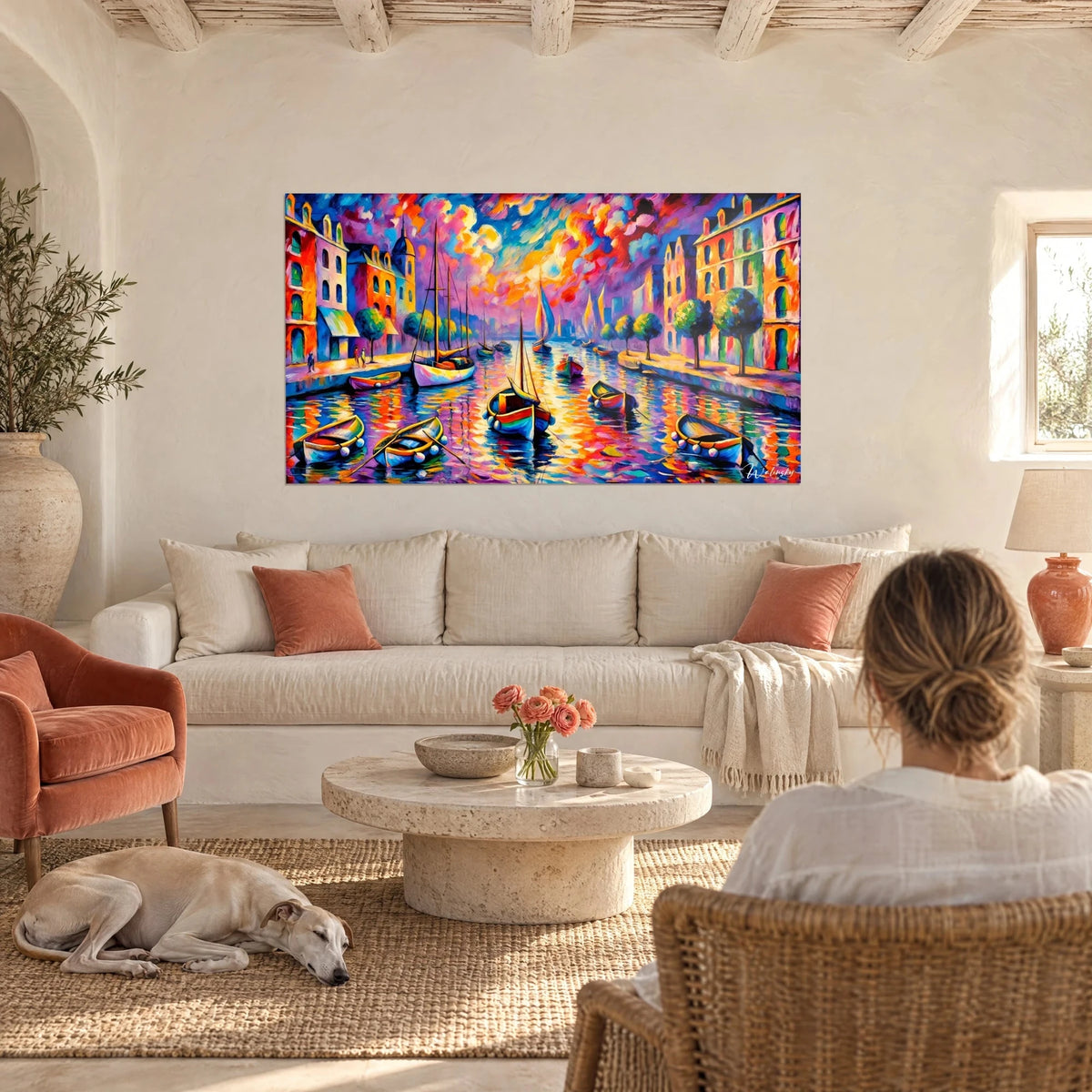 Cuadro puerto con barcas de colores, cielo naranja y violeta, una mujer y un galgo dormido sobre un sofá en un salón luminoso