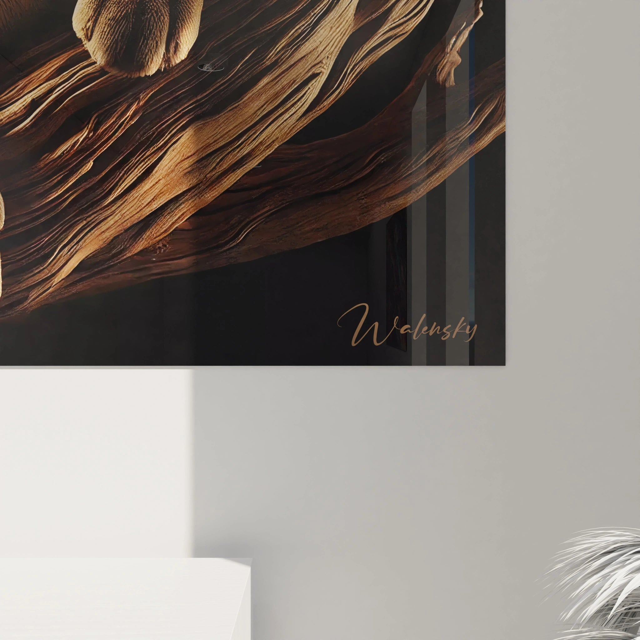 Vue de pres le tableau puma devoile toute la finesse de son pelage et le contraste saisissant du bois tordu accentuant l effet puissant et naturel






