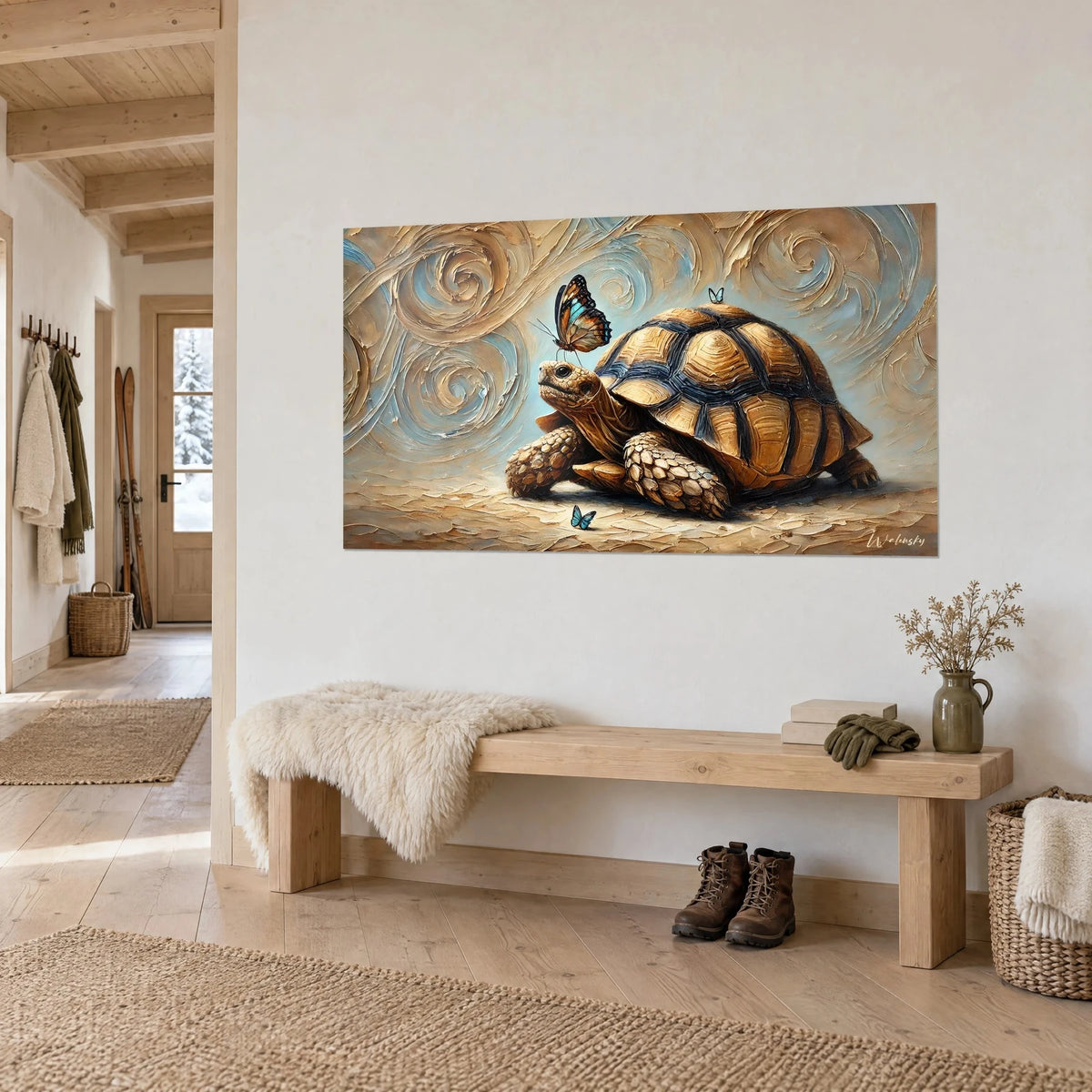 Tableau reptile à dôme doré et bleu marine, papillon aux ailes turquoise, fond de spirales beiges en relief, dans une entrée en bois clair