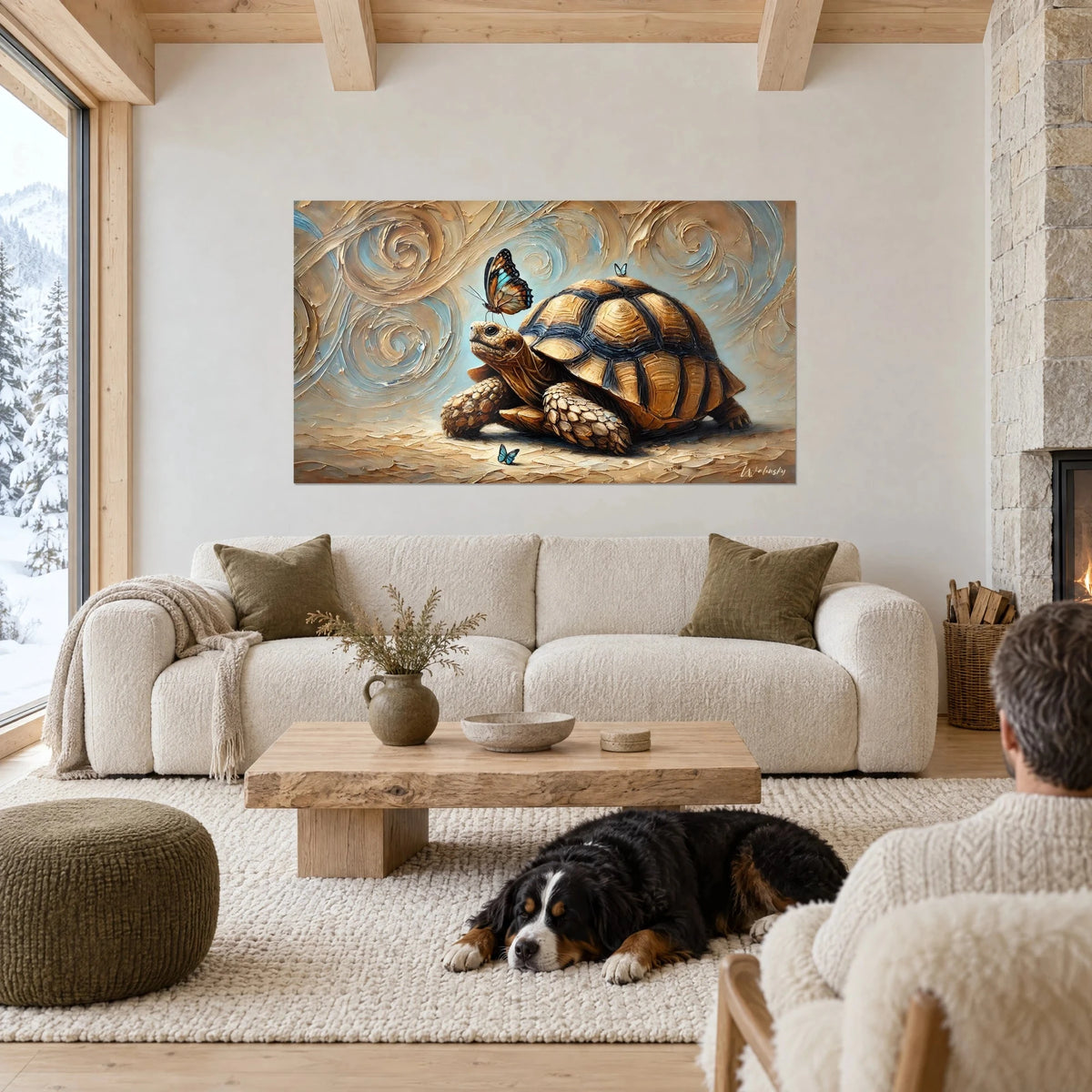 Tableau tortue terrestre à la carapace ocre cerclée de bleu nuit, papillon bleu posé sur sa tête, au-dessus d'un canapé dans un salon lumineux