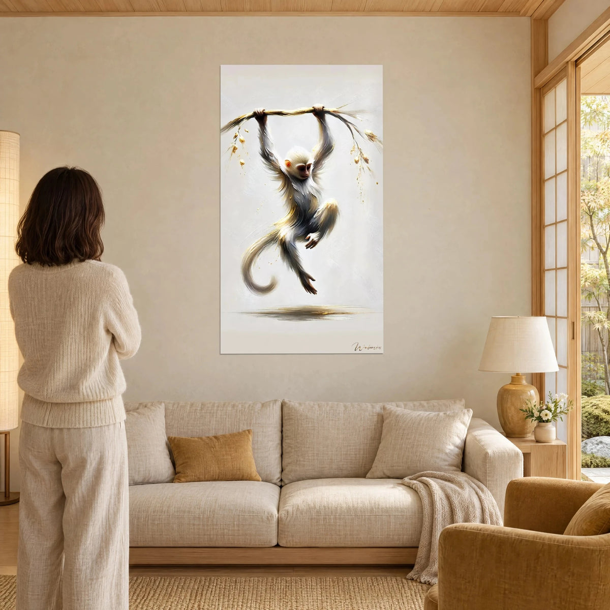Gemälde kleiner Affe, an einem vergoldeten Ast hängend, perlgraues und cremefarbenes Fell, eingerollter Schwanz, über einem Sofa in einem hellen Wohnzimmer