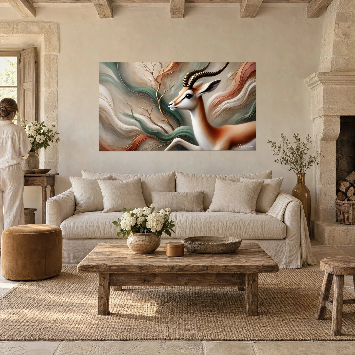 Gemälde Gazelle im Profil mit geringelten Hörnern, salbeigrüne, beige und terrakottafarbene Wirbel, über einem Sofa in einem hellen Wohnzimmer