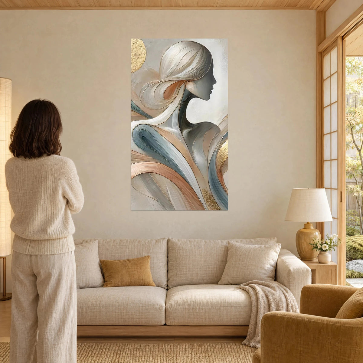 Tableau silhouette féminine de profil aux cheveux ivoire, volutes bleu-gris et cuivre, femme de dos au-dessus d'un canapé dans un salon lumineux