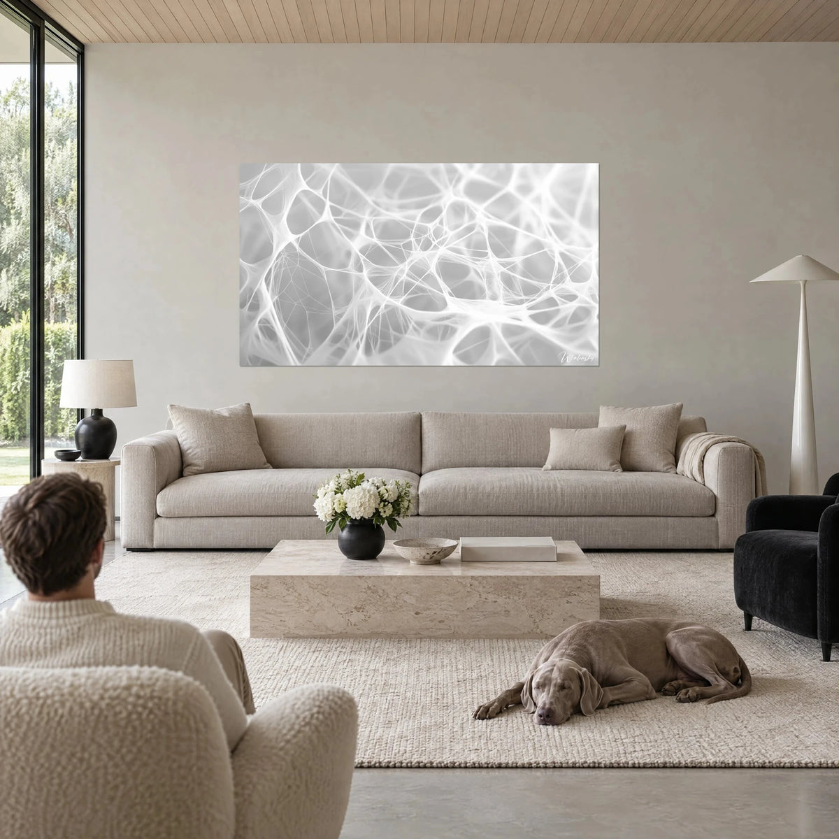 Gemälde Spinnennetz mit frostigen weißen Fäden auf perlgrauem Grund, über einem Sofa in einem hellen Wohnzimmer