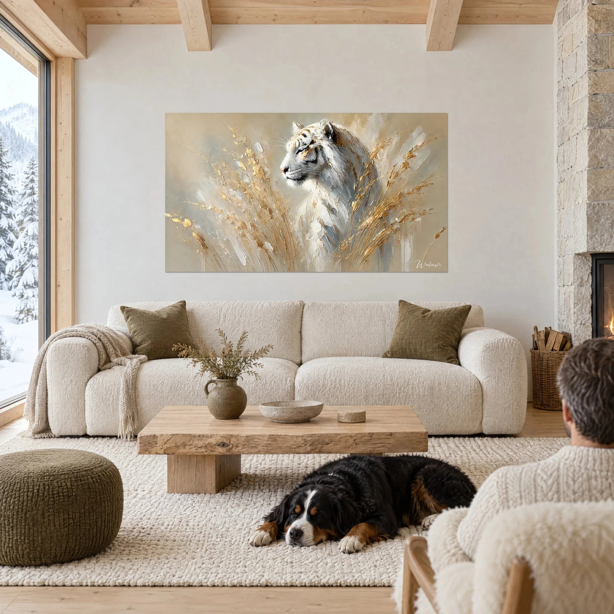 Tableau tigre blanc de profil dans des herbes dorées, gris perle et or, chien noir couché, au-dessus d'un canapé dans un salon lumineux