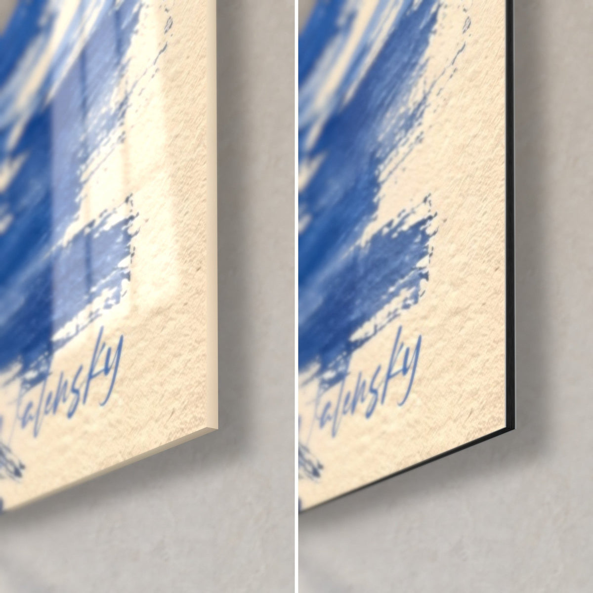 Schilderij steiger en meer in kobaltblauwe penseelstreken op ivoorkleurige achtergrond, rechtsonder: glanzend glas en mat Dibond