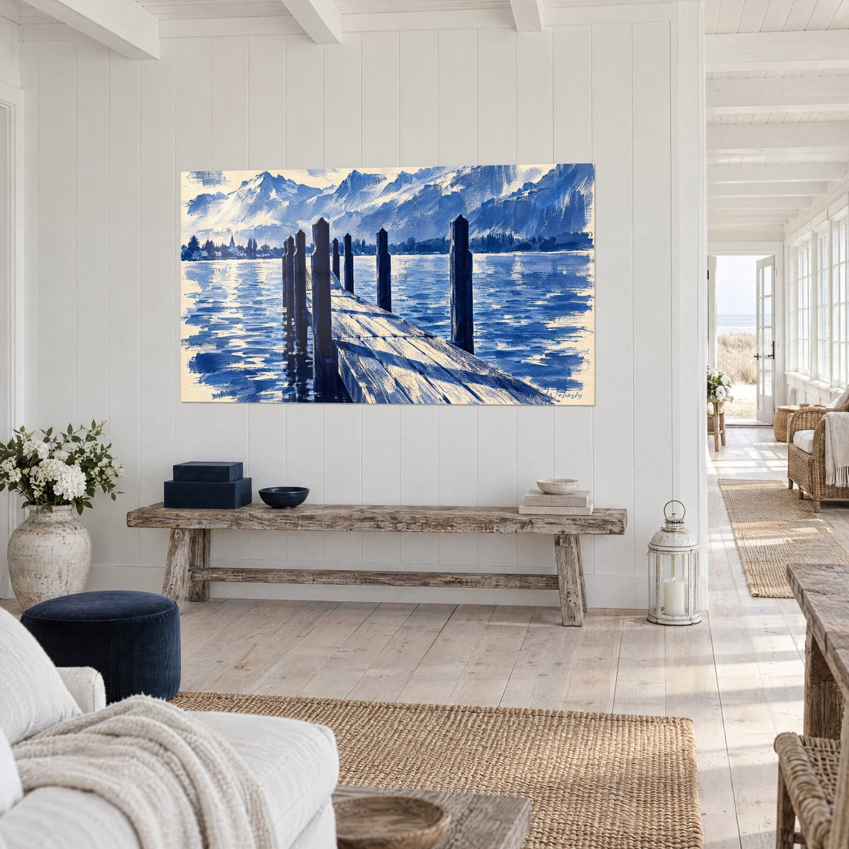 Schilderij donkere steigerplanken die richting de Alpen lopen, kobaltblauw en crème, aan een witte muur, huis aan zee