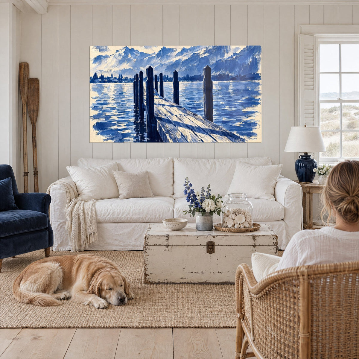 Schilderij houten steiger op een rustig meer, marineblauwe palen, ivoorkleurige weerspiegelingen, boven een bank in een lichte woonkamer