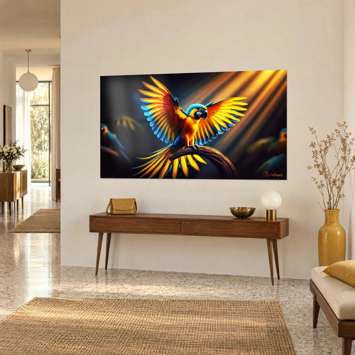 Schilderij gouden papegaai in volle vlucht op zijn bruine tak, vuurgele vleugels, donkere achtergrond, op een houten console in een gang