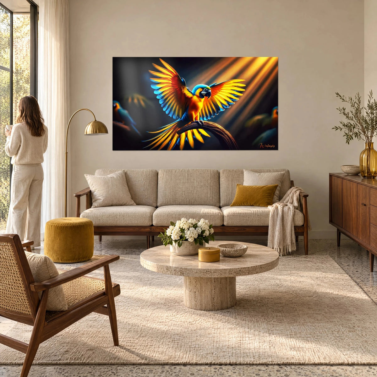 Schilderij ara met uitgespreide vleugels, oranje en turquoise blauwe veren, gouden lichtstralen, boven een bank in een lichte woonkamer