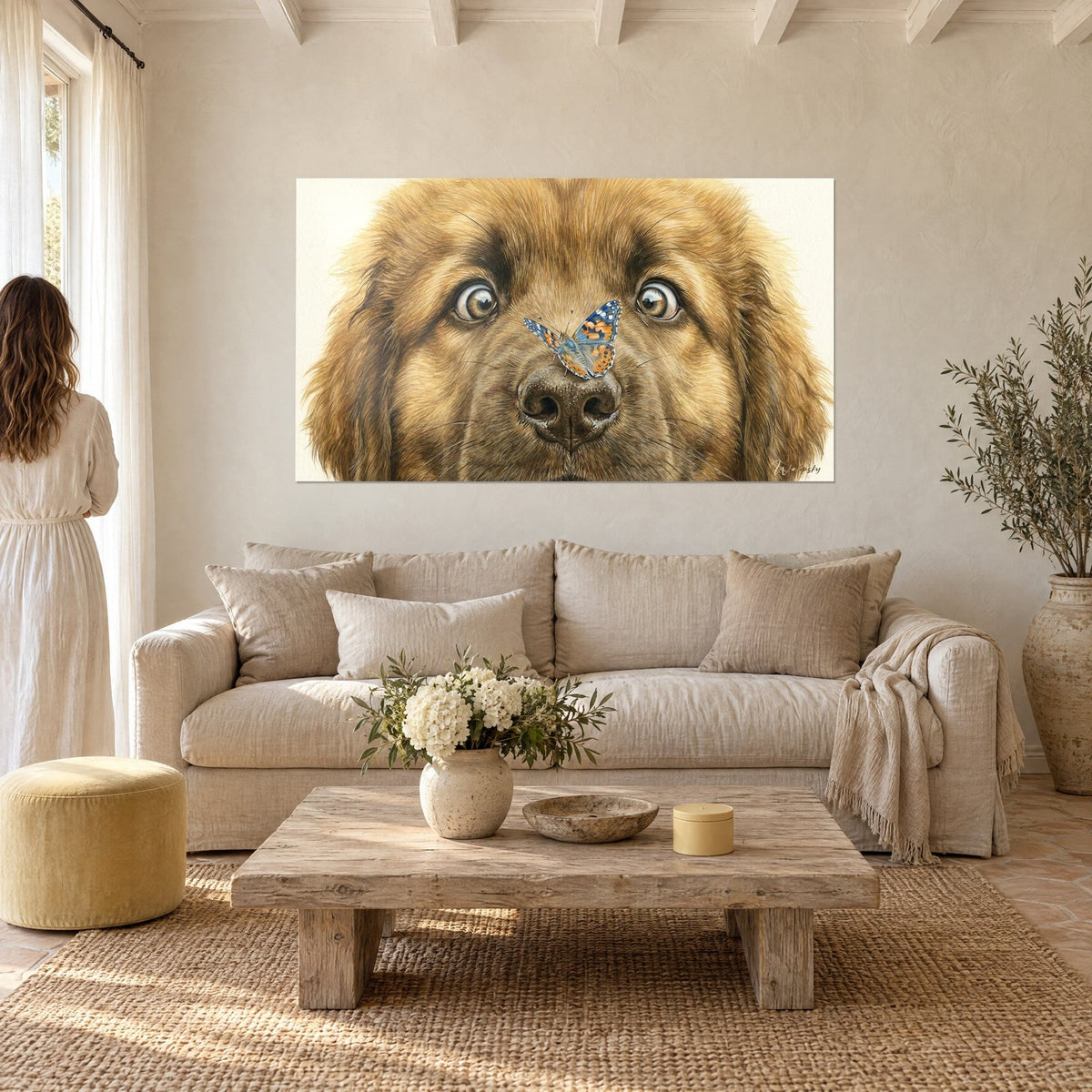 Gemälde Leonberger-Welpe mit großen goldenen Augen, blau-oranger Schmetterling auf der Schnauze, über einem Sofa in einem hellen Wohnzimmer