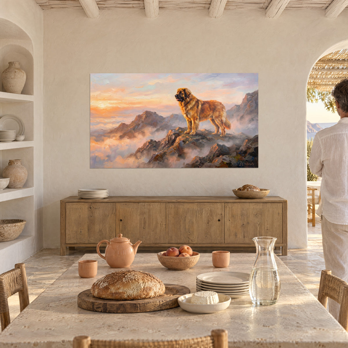 Quadro cane da montagna fulvo in piena luce, cime brune immerse in foschia rosa e dorata, in una sala da pranzo a volta