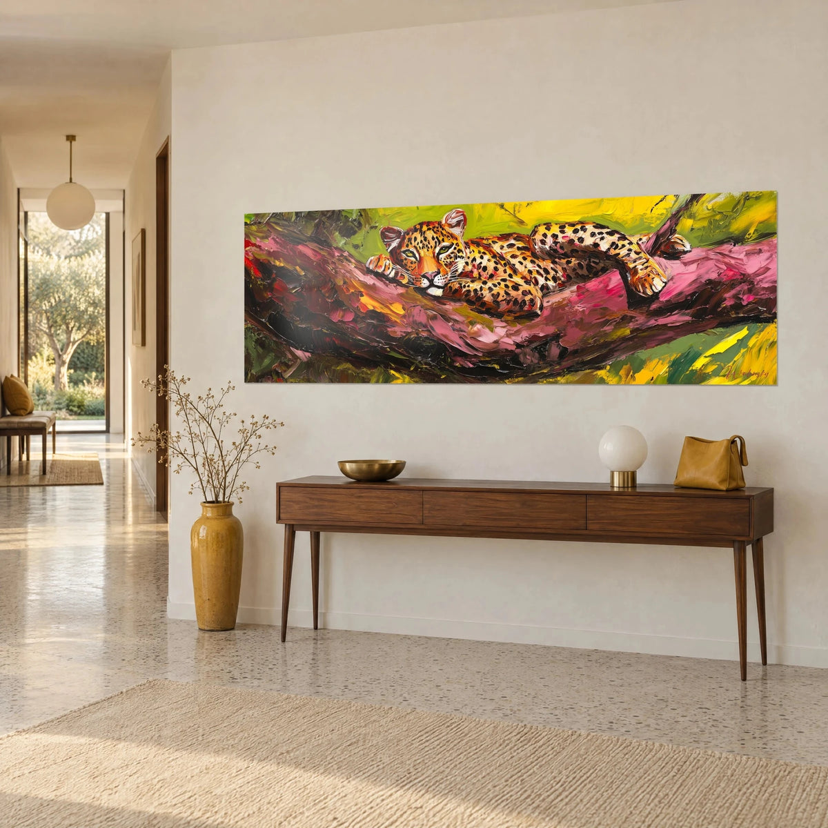 Tableau léopard au pelage orangé tacheté de noir, couché sur un tronc rose et pourpre, vu de trois-quarts au-dessus d'une console en bois