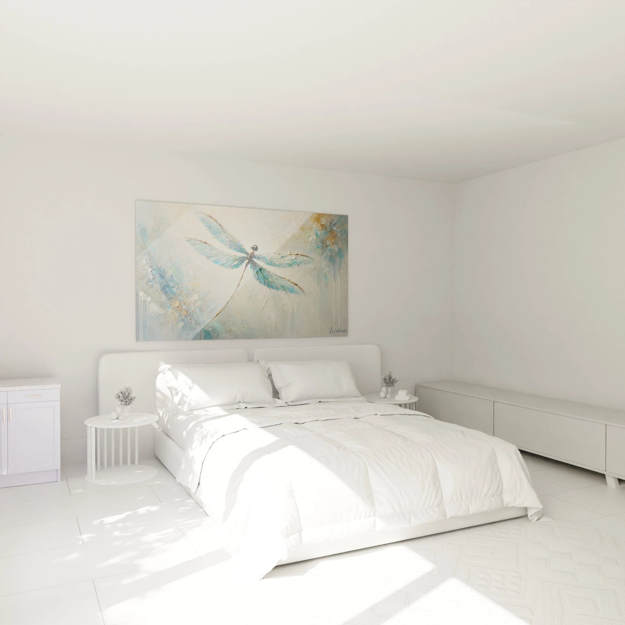 tableau insecte suspendu au-dessus du lit dans une chambre capture la grace et la fragilite de la libellule ses ailes translucides et les nuances de bleu argent et or apportent serenite et finesse


