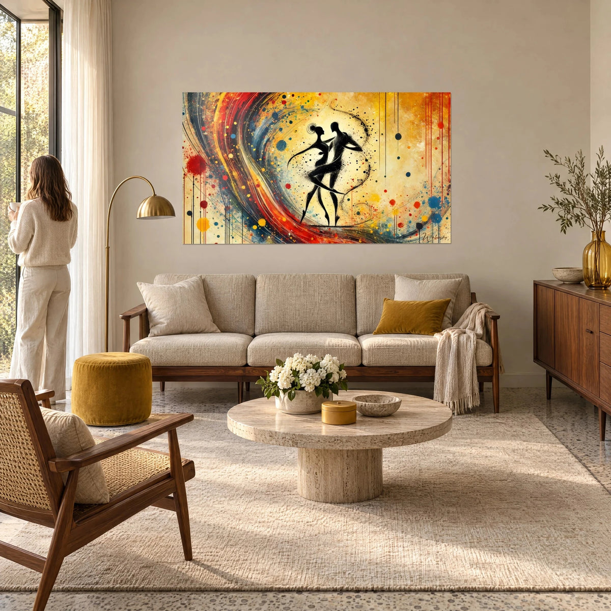 Tableau couple de danseurs en silhouette noire sur fond jaune doré, spirale rouge et bleue, au-dessus d'un canapé dans un salon lumineux