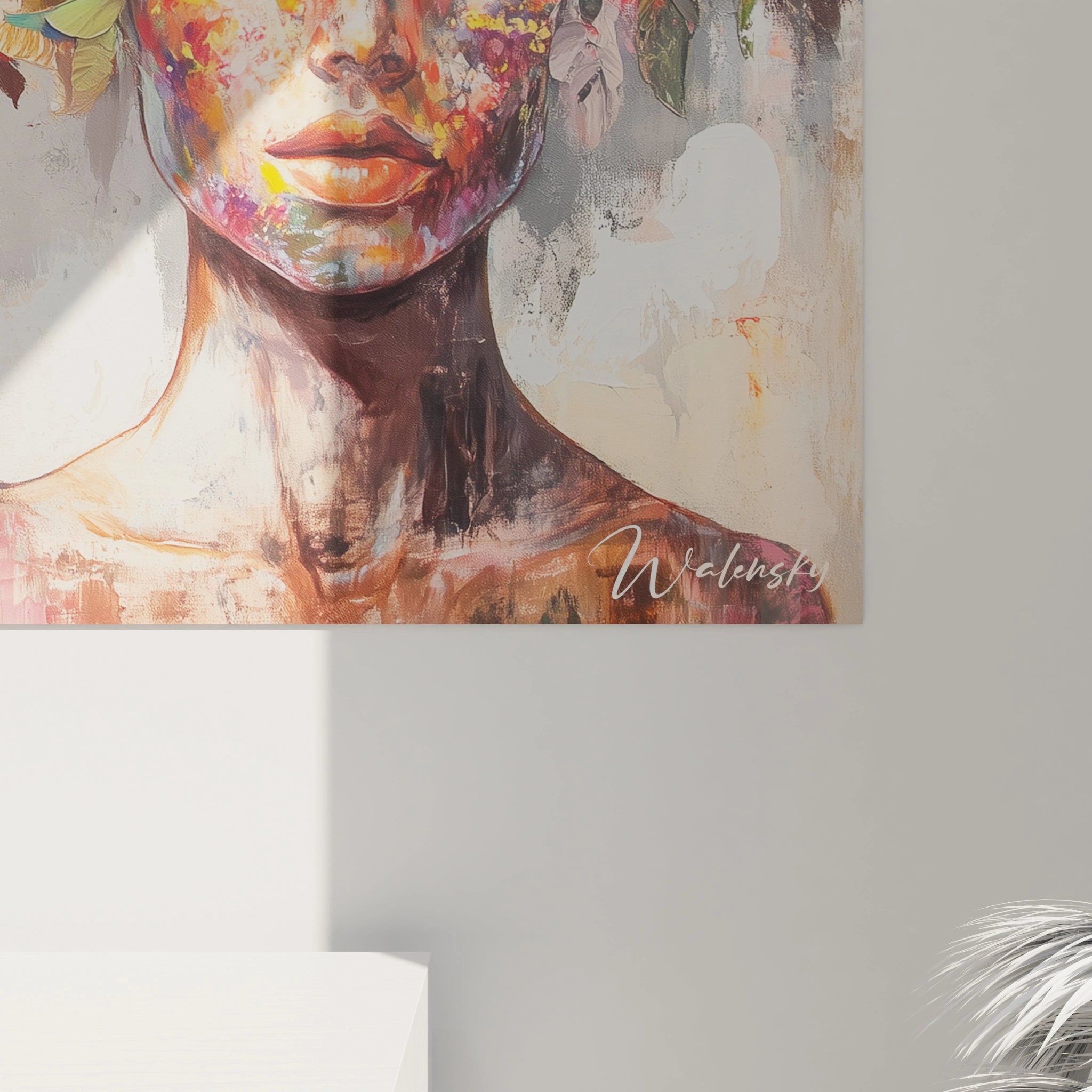 Gros plan d’un tableau figuratif abstrait montrant des fleurs texturées multicolores, avec des traits féminins détaillés, des teintes principales de jaune, rose, et beige, et des effets de superposition.






