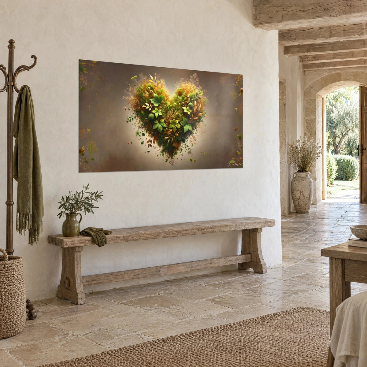 Quadro sagoma di cuore intessuta di muschio smeraldo e steli ocra, vista di tre quarti sopra una panca di legno patinato