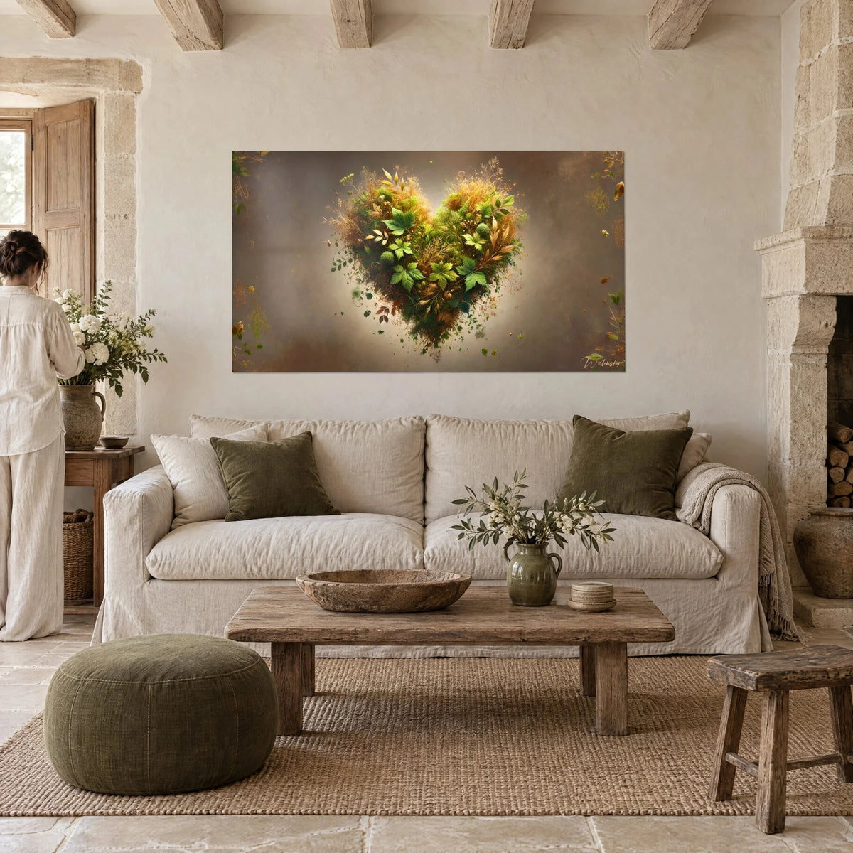 Quadro cuore di fogliame verde ed erbe dorate su fondo marrone, visto di spalle, sopra un divano in un soggiorno luminoso