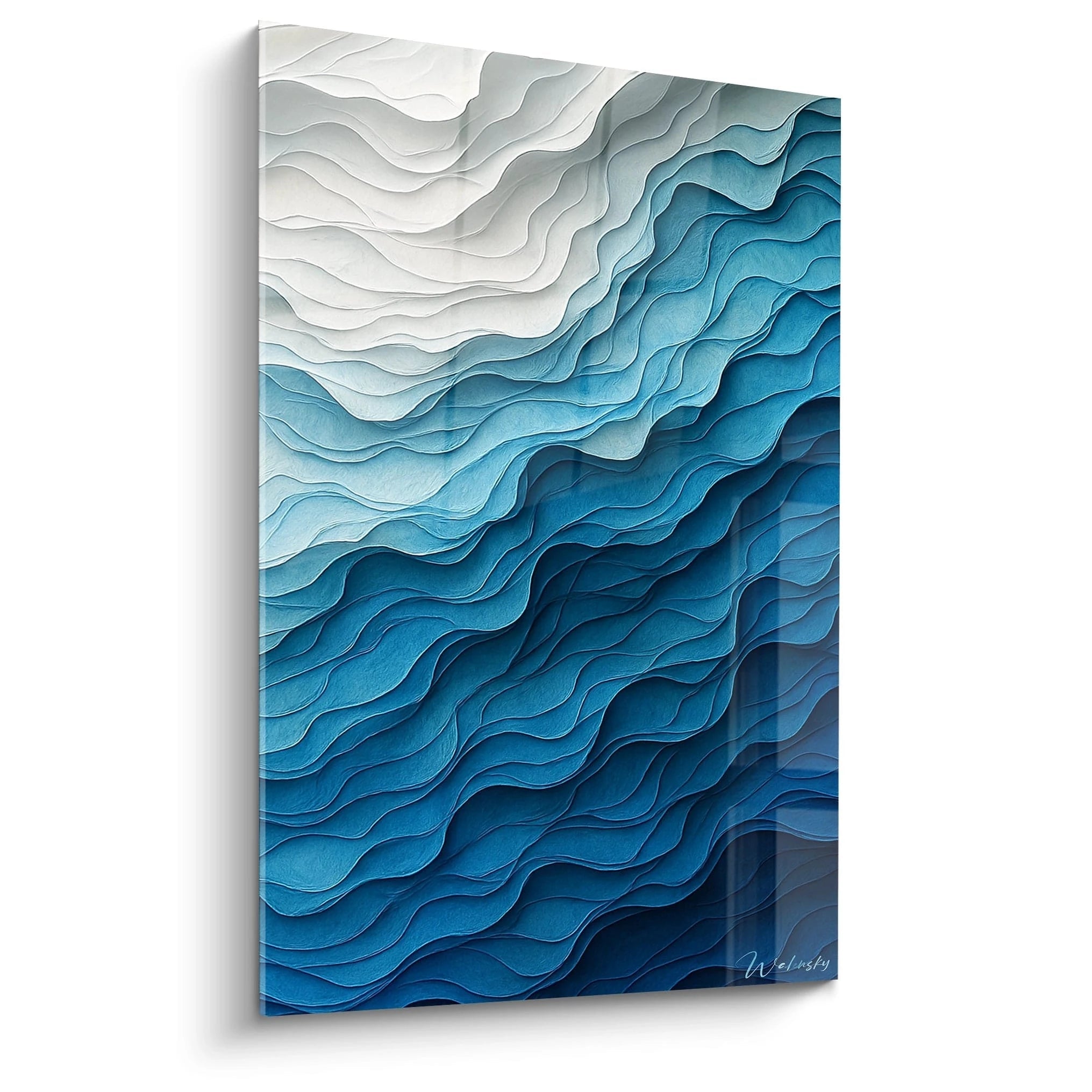 Un tableau relief abstrait présentant des couches ondulantes superposées, alternant du blanc pur au bleu profond, créant un effet de vagues texturées en relief avec une transition chromatique graduelle et des ombres naturelles entre les strates.
