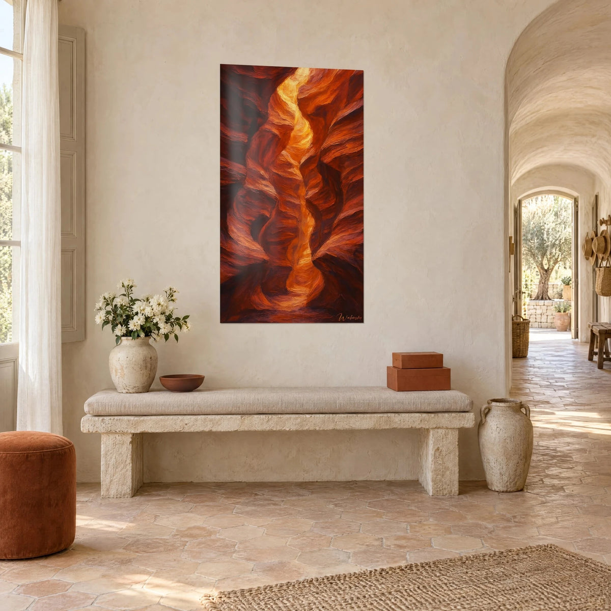 Quadro gola stretta di roccia ocra, nastro di luce gialla che serpeggia tra scogliere rame e bordeaux, vista di tre quarti in un casale