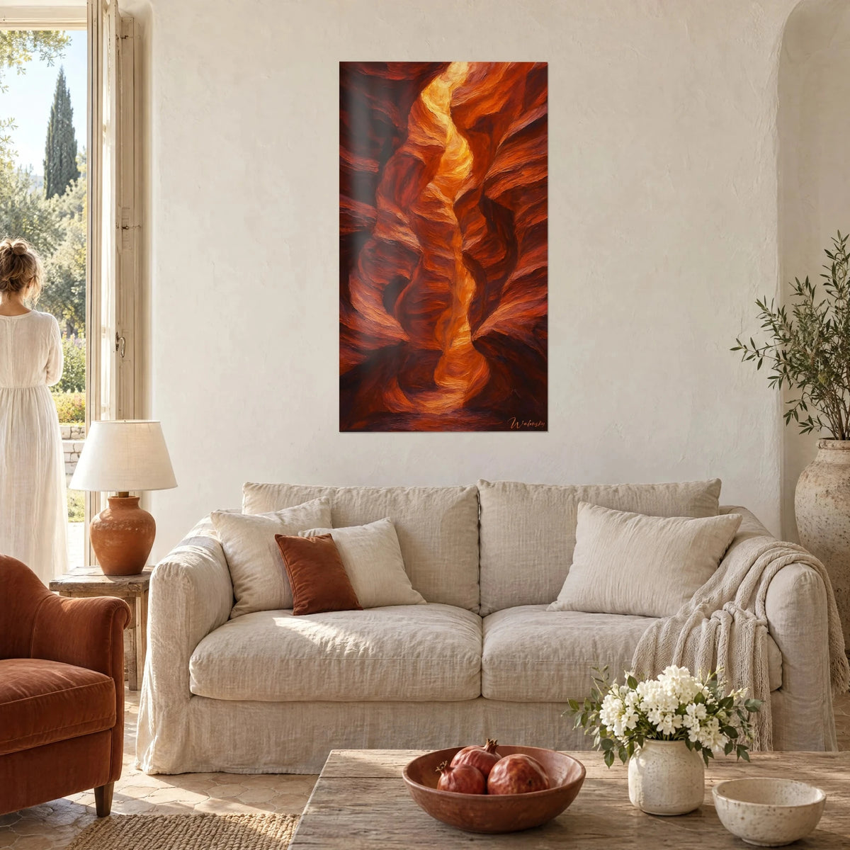 Quadro canyon di arenaria scolpita, vena dorata sinuosa tra pareti ruggine e marroni, sopra un divano in un soggiorno luminoso