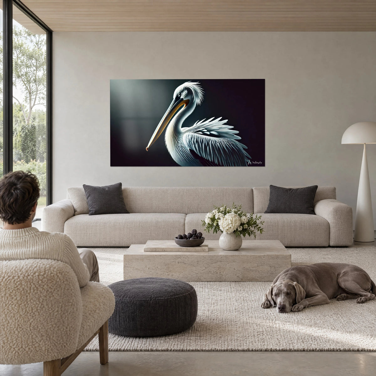 Gemälde Weißer Pelikan im Profil, elfenbeinfarbener Schnabel und bernsteinfarbene Kehle auf schwarzem Hintergrund, über einem Sofa in einem hellen Wohnzimmer