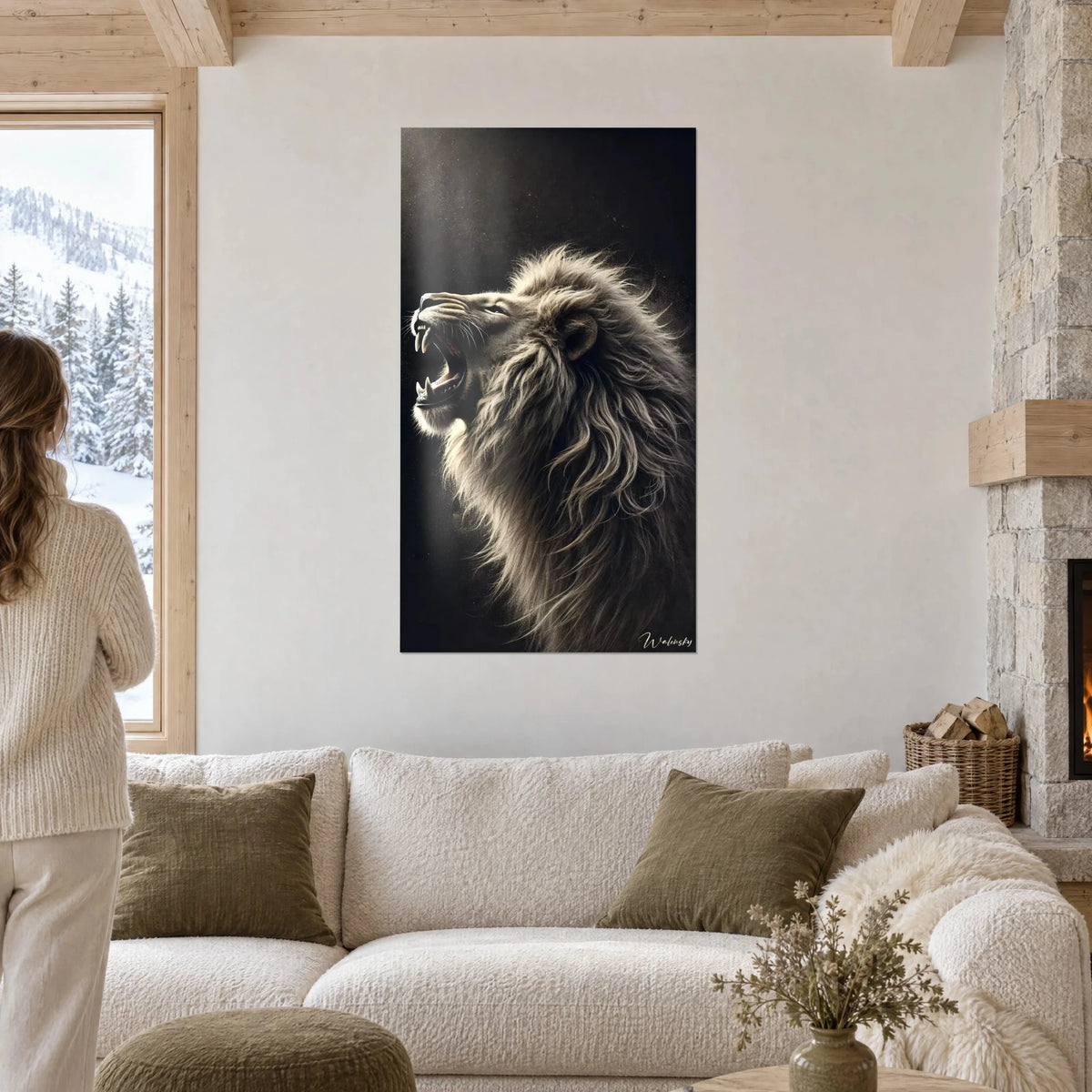 Tableau lion rugissant en crinière beige et noir, une femme de dos devant, au-dessus d'un canapé dans un salon lumineux