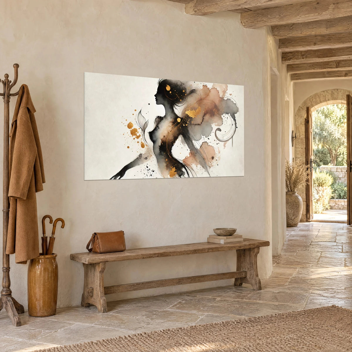 Tableau corps de femme en encre noire, taches ocre et gris, paillettes dorées sur fond ivoire, mur de pierre, banc et manteau