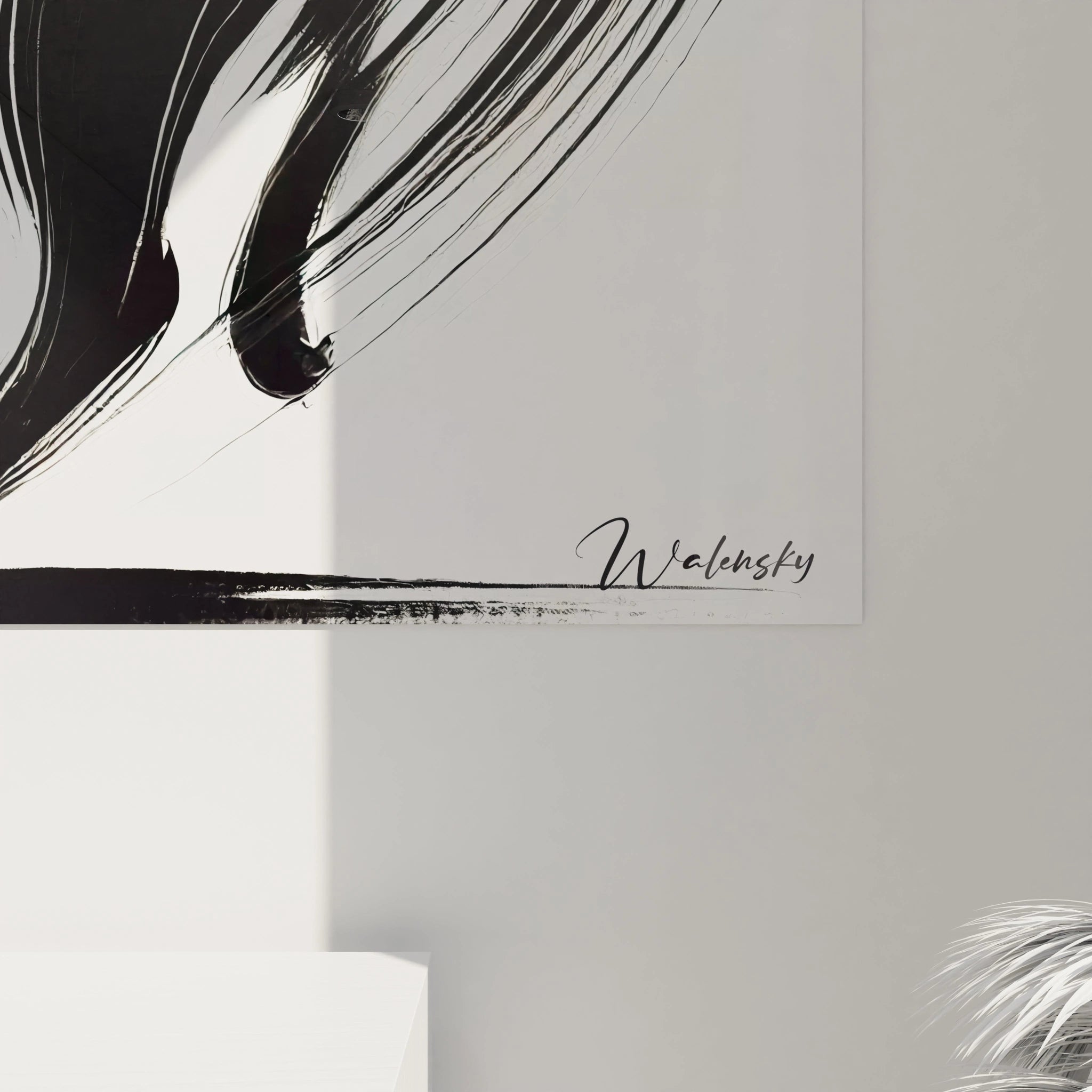 Une vue rapprochée de ce tableau chat révèle la finesse des traits noirs sur fond blanc. Les lignes dynamiques capturent le mouvement et l'essence du félin avec une élégance artistique unique.