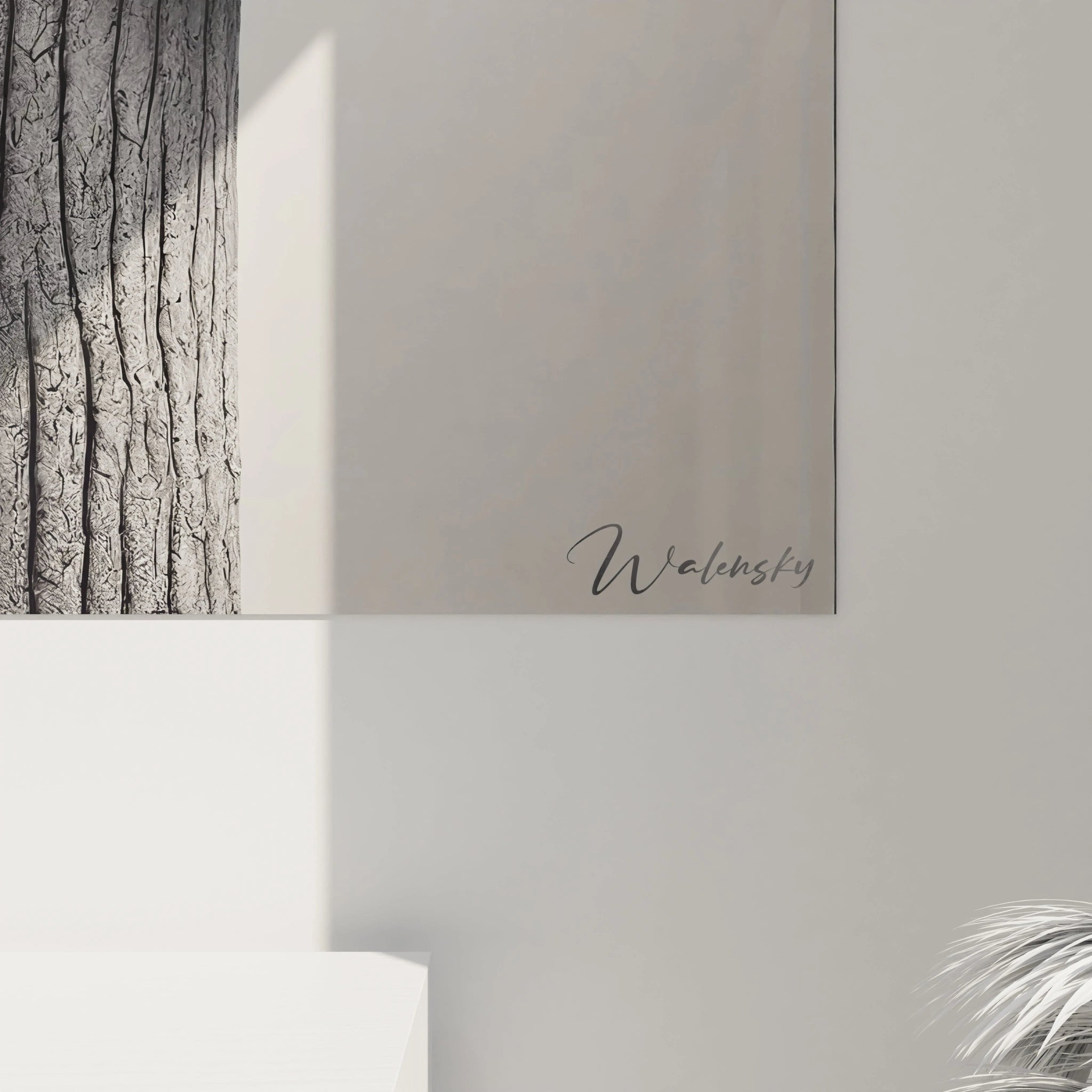 Cette vue rapprochée du tableau koala révèle la finesse des détails de son pelage et du tronc d'arbre. Un choix idéal pour ceux qui recherchent un décor empreint de douceur et de sérénité.






