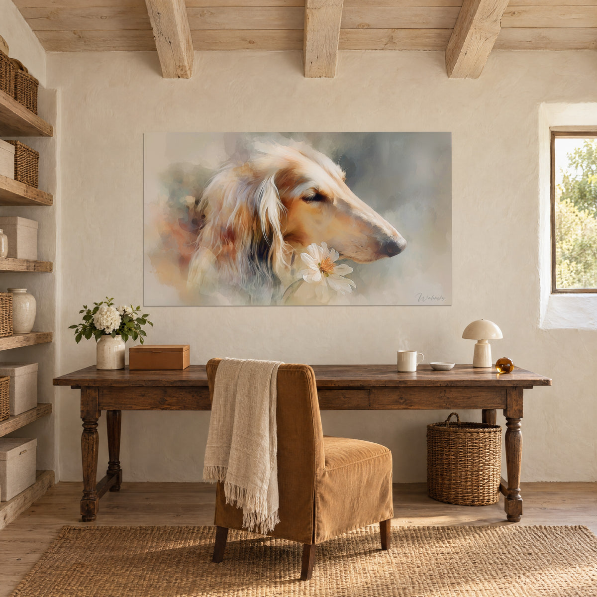 Schilderij windhond met halfgesloten ogen, vervaagde grijsblauwe achtergrond en oranje reflecties, boven een antiek houten bureau
