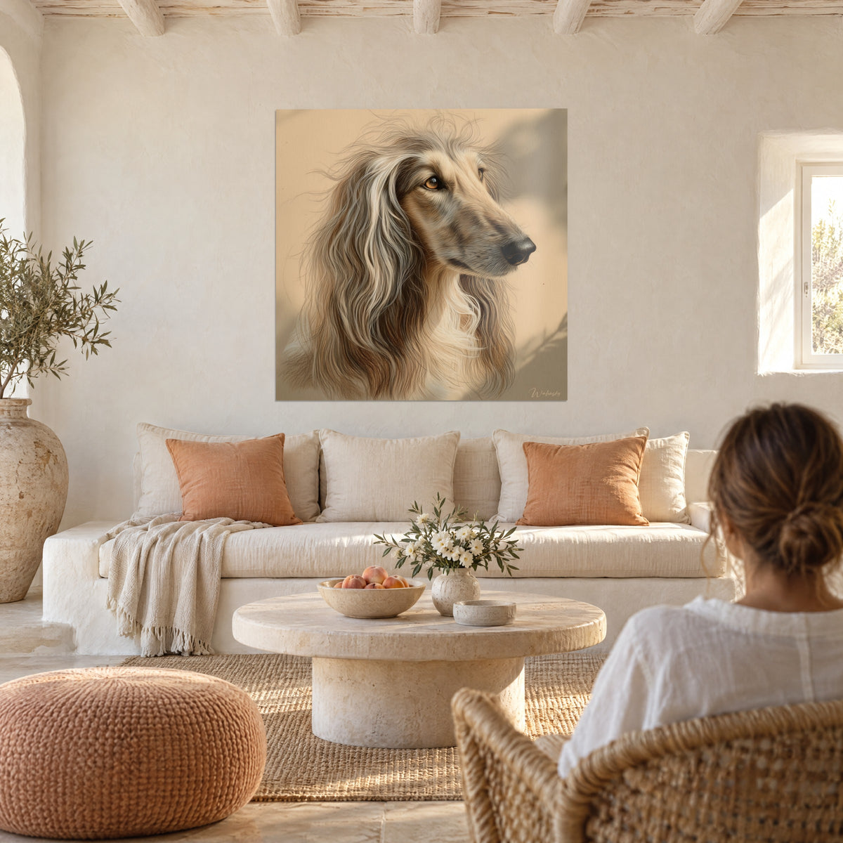 Cuadro galgo afgano de pelaje plateado y miel, mirada ámbar, pareja de espaldas, sobre un sofá en un salón luminoso