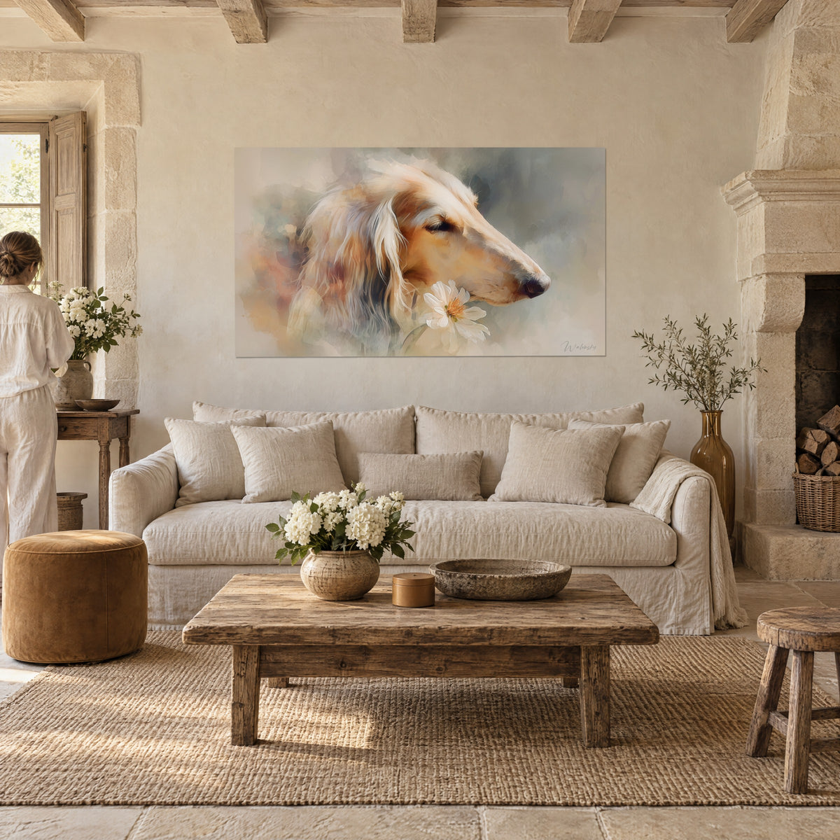 Schilderij Afghaanse windhond met crème en okerkleurige vacht, witte bloem bij de snuit, twee personen met hun rug naar de kijker, boven een bank in een lichte woonkamer