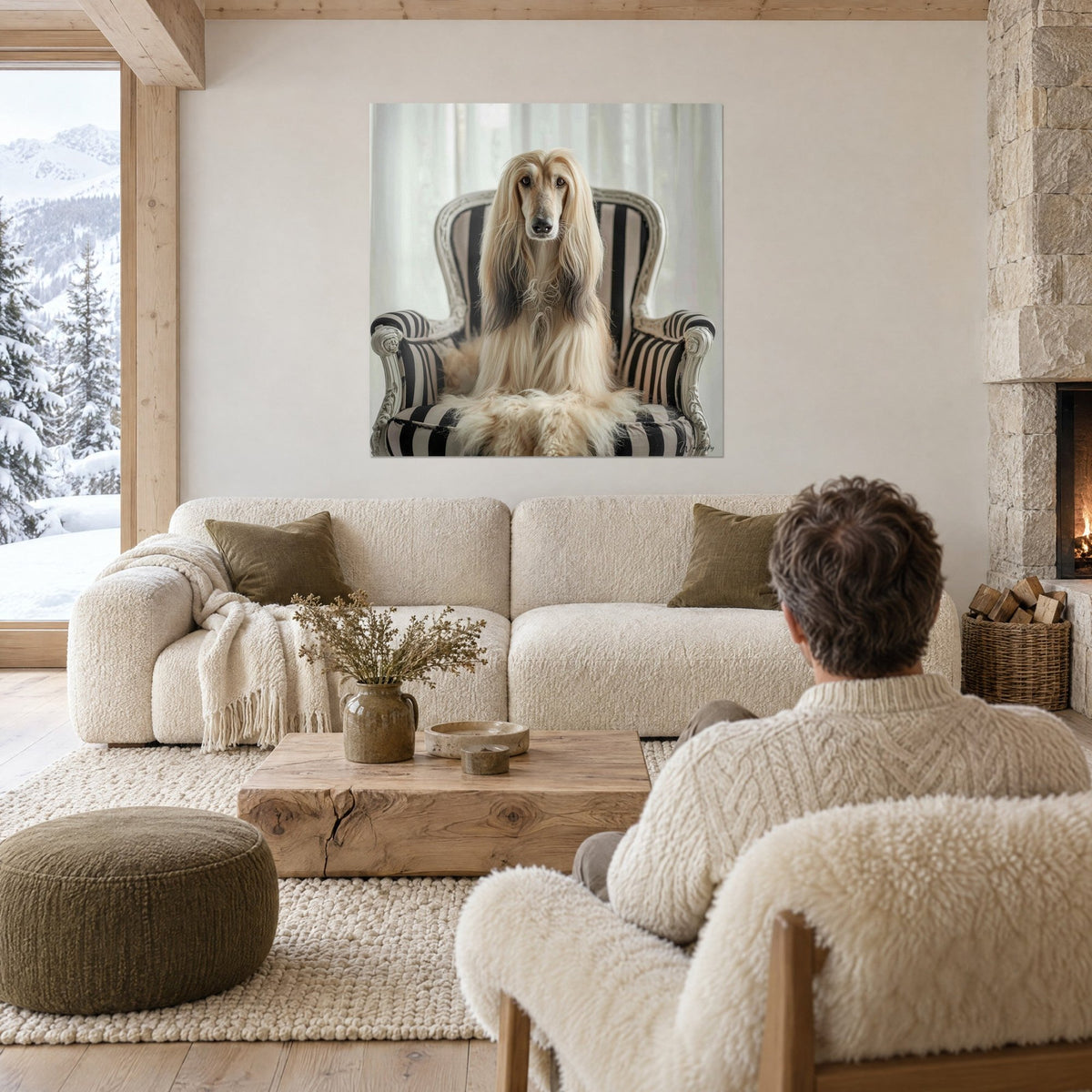 Tableau lévrier afghan crème au long poil soyeux, assis sur un fauteuil rayé noir et blanc, au-dessus d'un canapé dans un salon lumineux