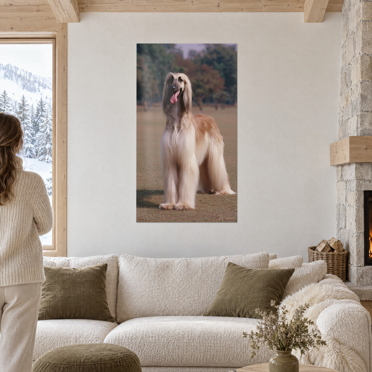 Quadro levriero afghano color crema, lingua rosa penzolante, pelo setoso su un prato ocra, sopra un divano in un soggiorno luminoso