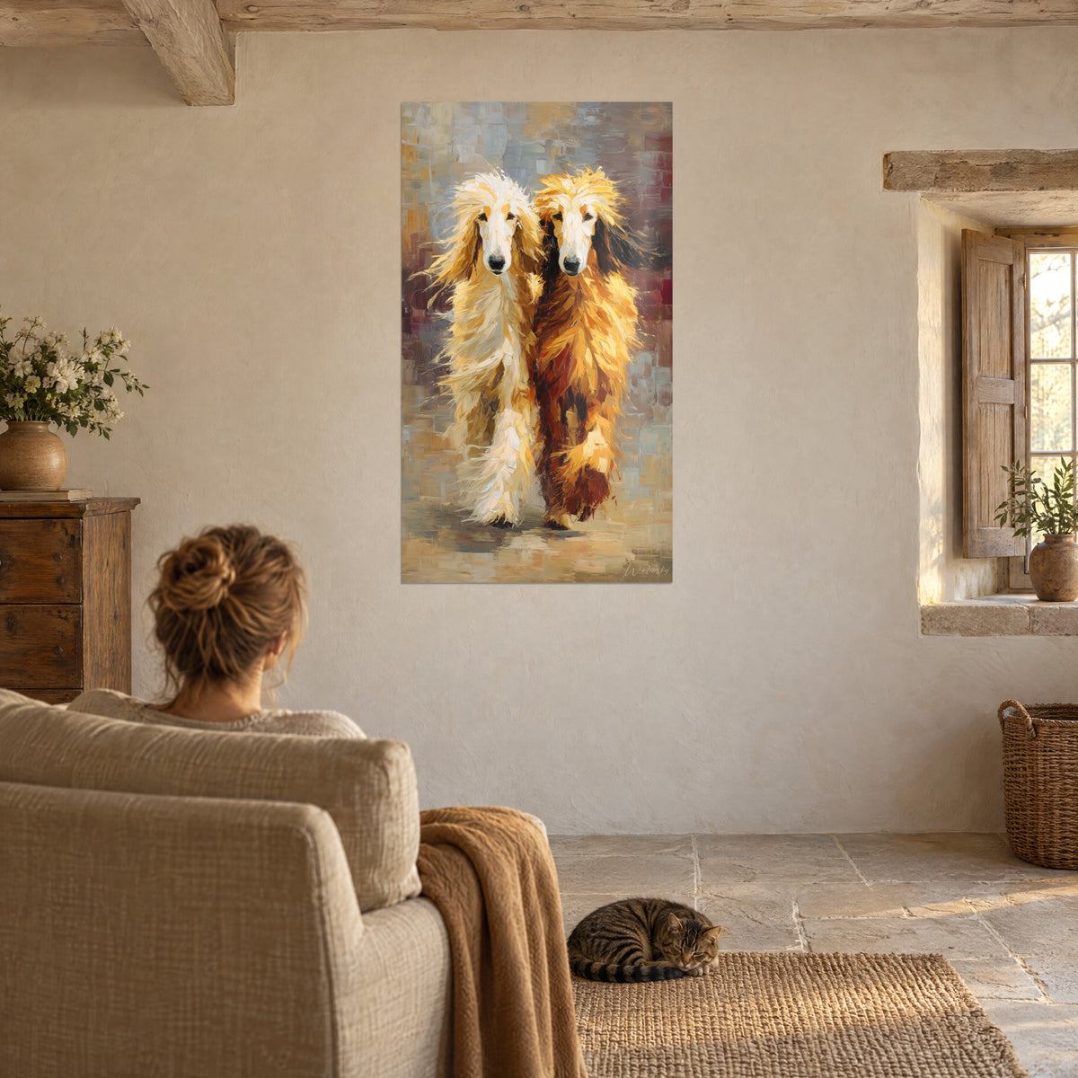 Quadro Coppia di afghani con criniera dorata su sfondo bordeaux e grigio-azzurro, accanto a una poltrona beige e a un gatto tigrato