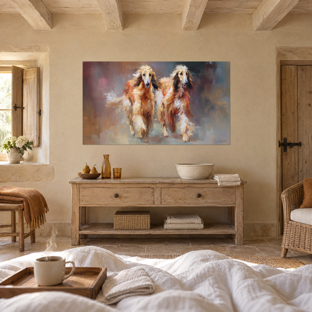 Cuadro pareja de galgos de pelaje ámbar y blanco, fondo malva y gris azulado, visto de espaldas encima de una cama en un dormitorio luminoso