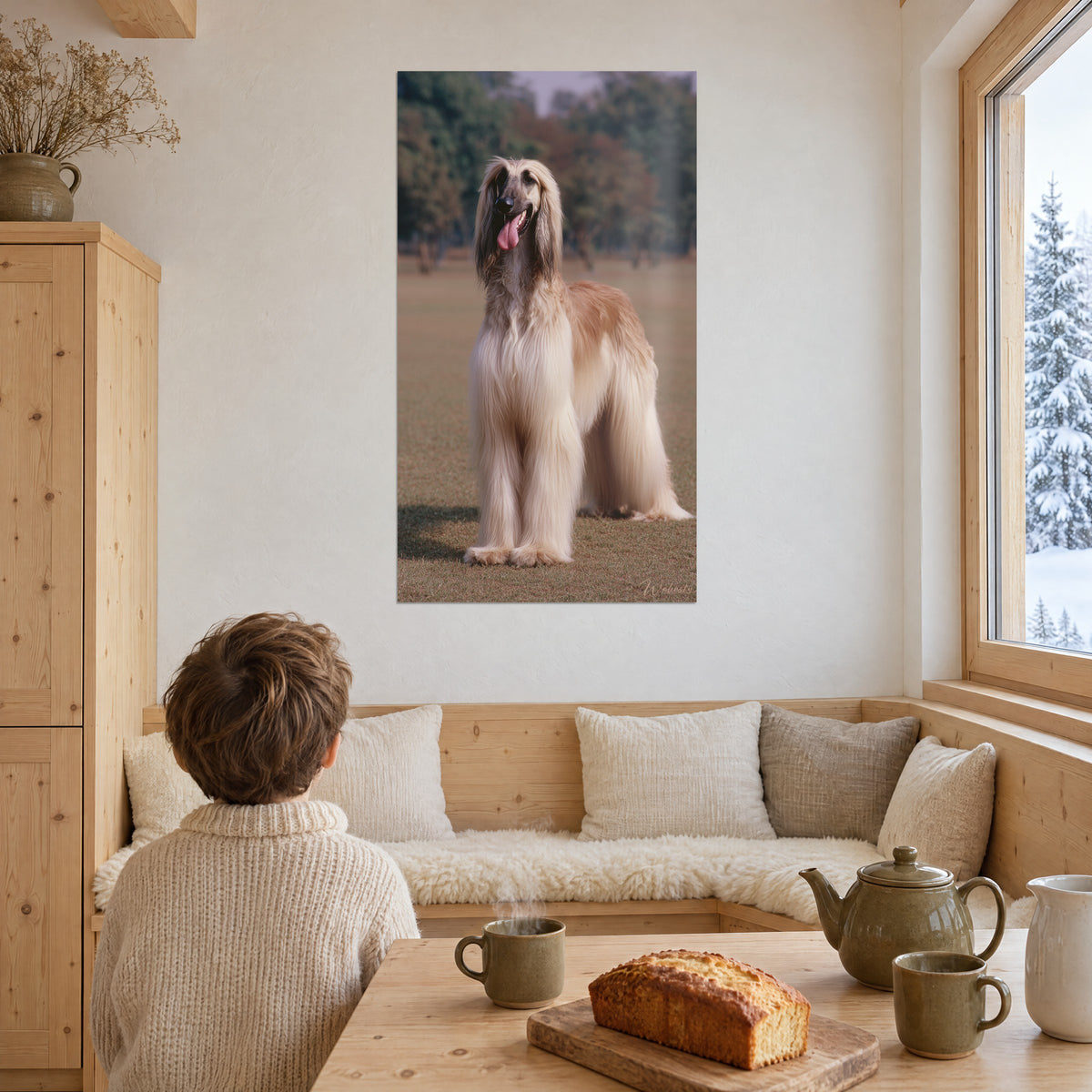 Quadro levriero con lunghe frange bionde ritto sull'erba secca, parete bianca, bambino di spalle a un tavolo, finestra su abeti innevati