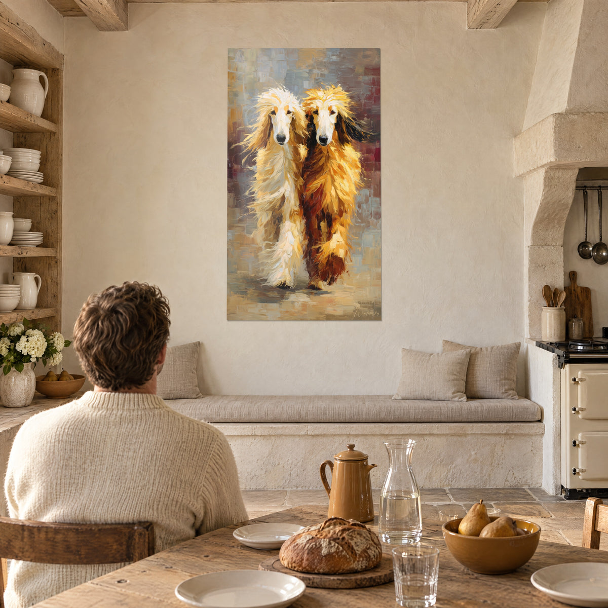 Quadro Coppia di levrieri eleganti dalle orecchie marroni e manto color miele, di fronte a un tavolo di legno e una cucina rustica